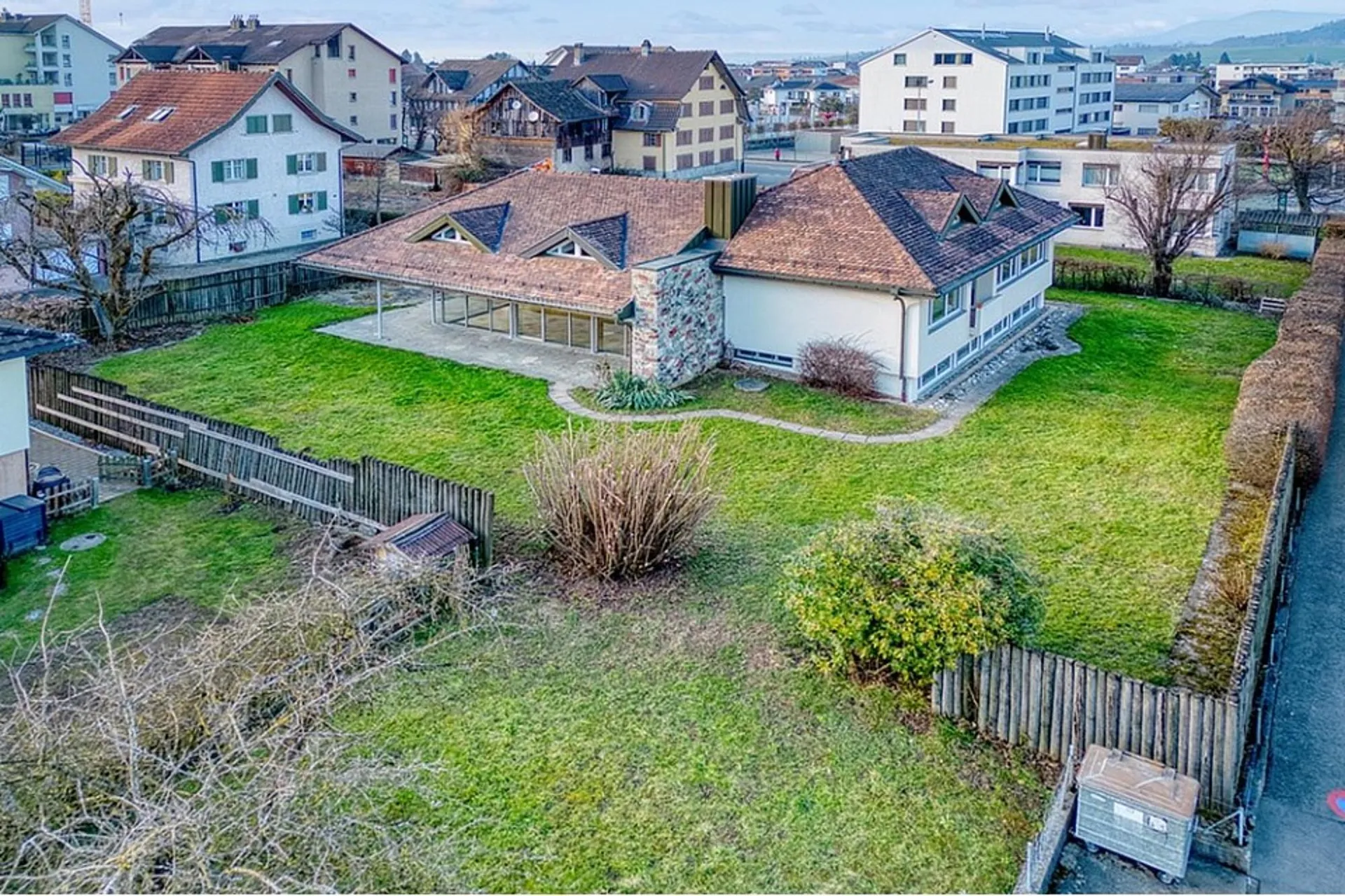 Grosses Freistehendes Einfamilienhaus