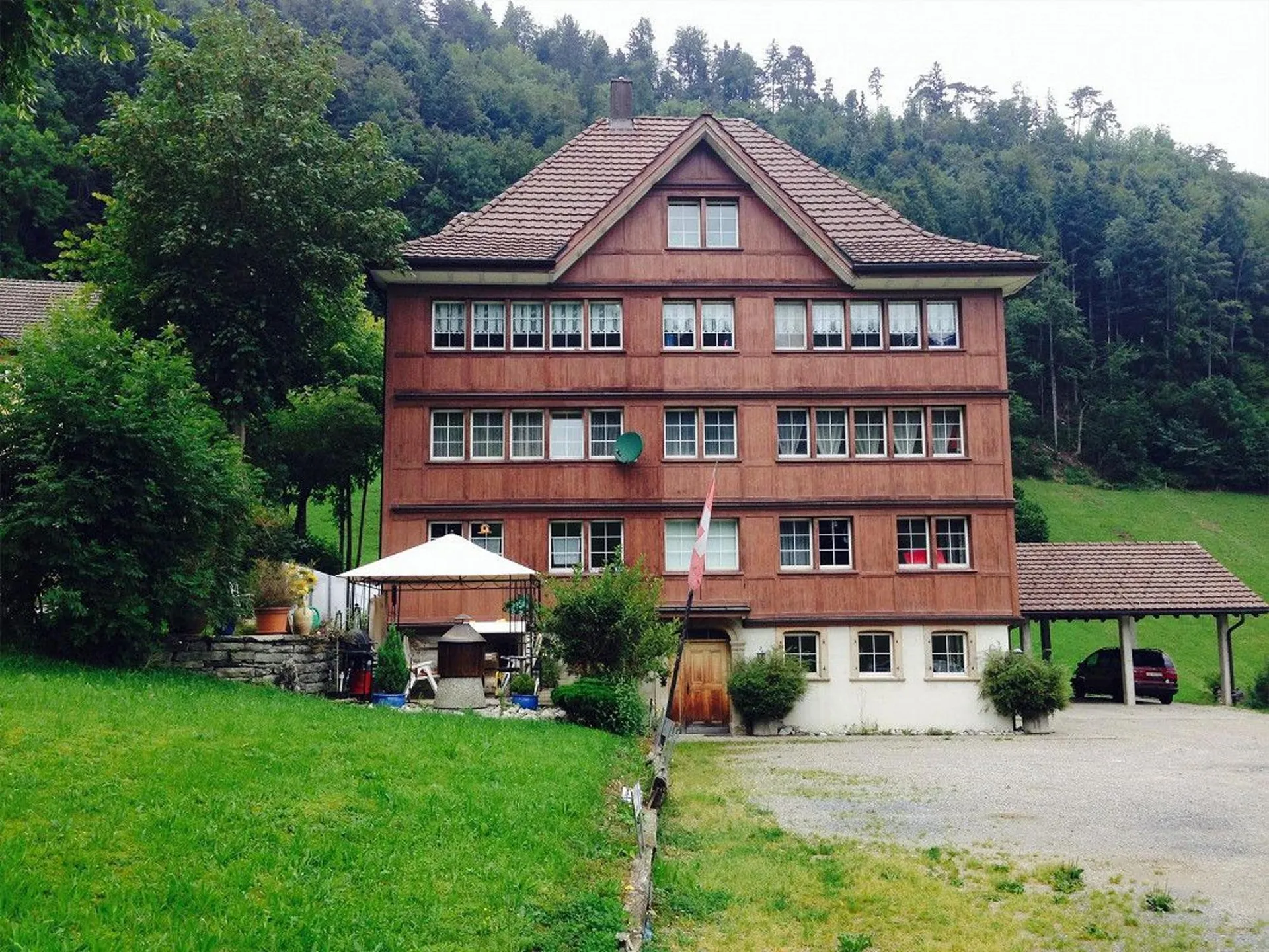 5.5-Zimmer-Wohnung mit Lift, Brunnadern