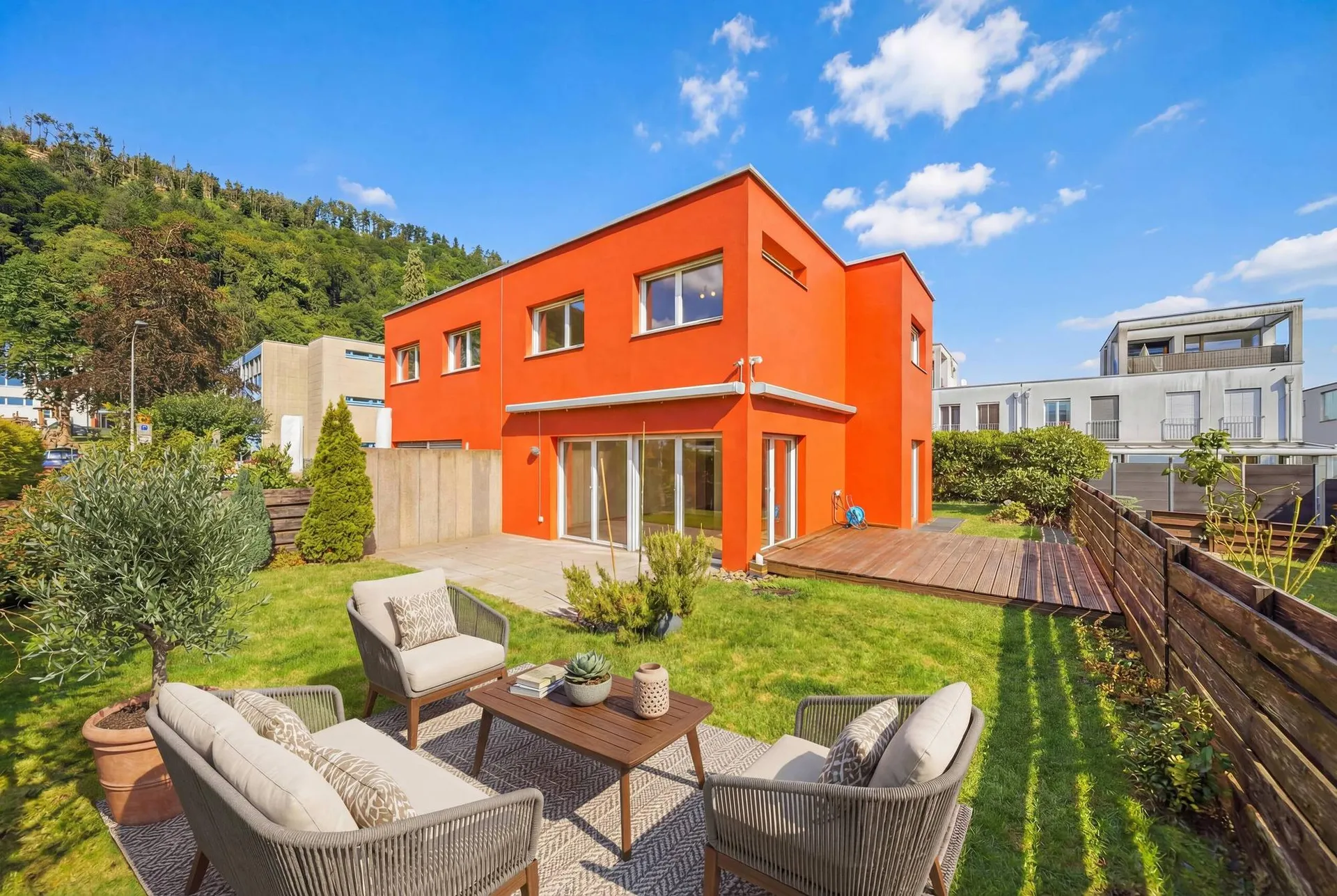 AKZENTSTARKE DOPPELHAUSHÄLFTE IN BRUGG