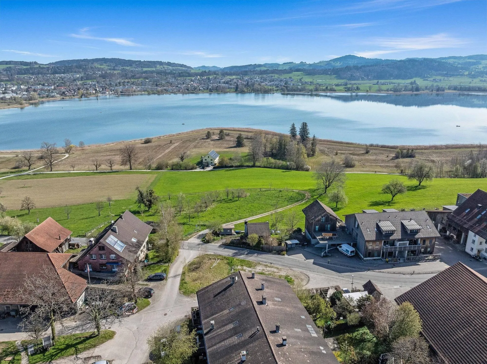 CHARMANTES REIHENECKHAUS MIT SEESICHT UND SCHWEDENOFEN IN PFÄFFIKON