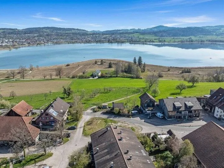 CHARMANTES REIHENECKHAUS MIT SEESICHT UND SCHWEDENOFEN IN PFÄFFIKON