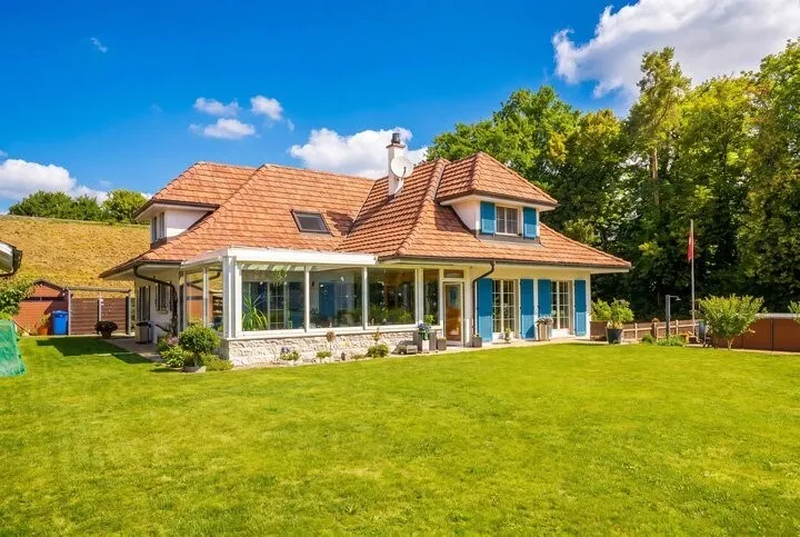 VILLA MIT WINTERGARTEN, SCHWIMMBAD UND EINLIEGERWOHNUNG