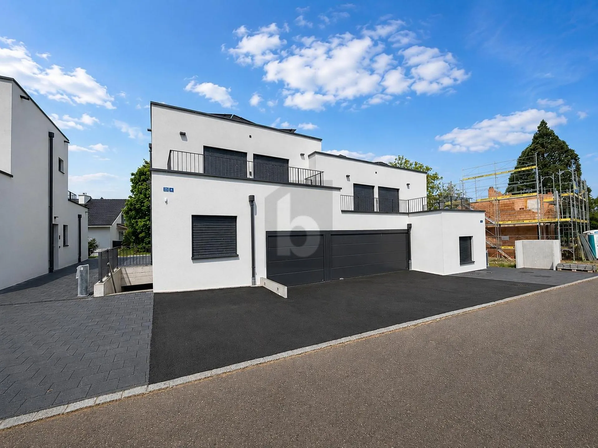 PREISHIT! NEUBAU MIT ZWEI TERRASSEN UND GARTEN