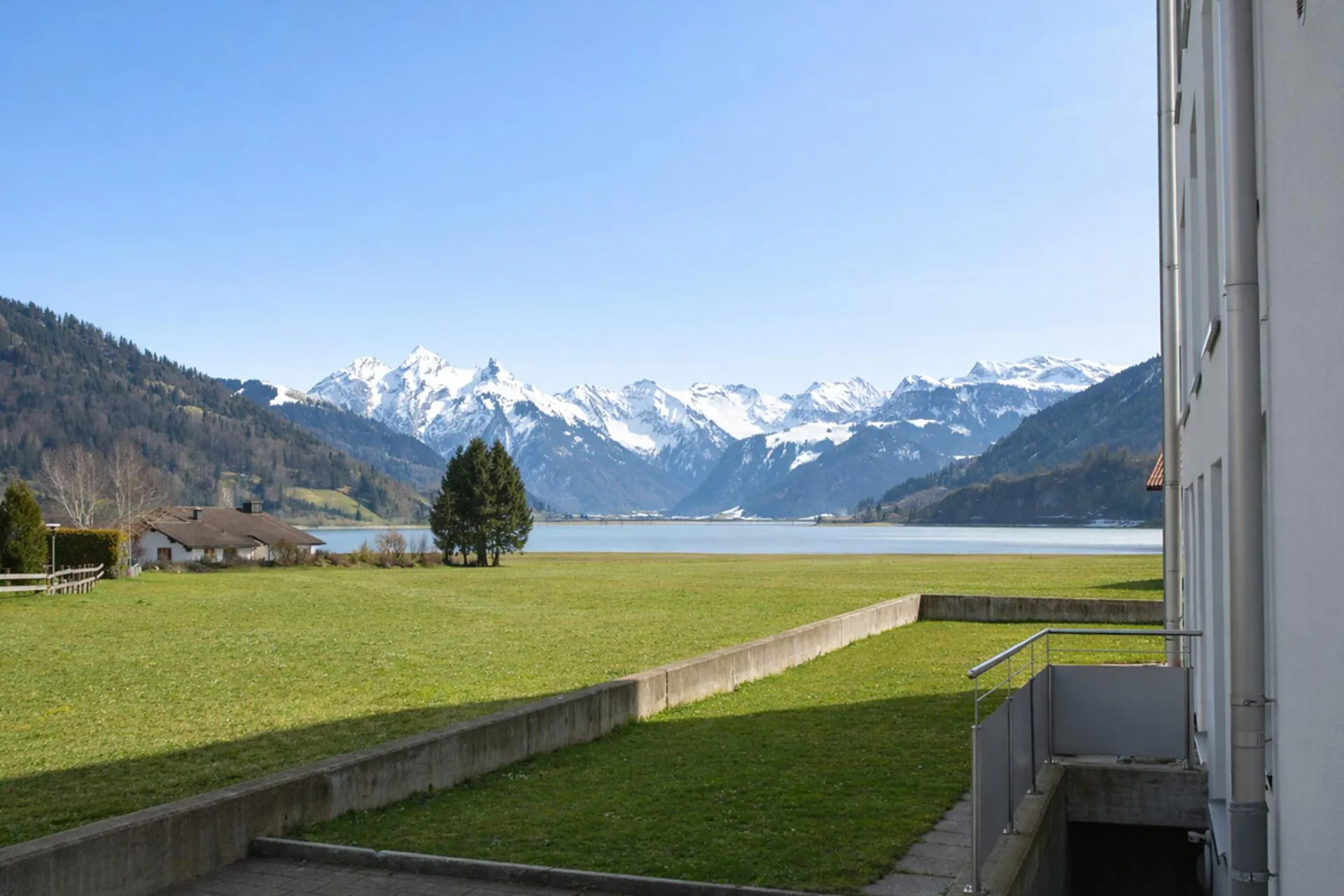 Gross/Einsiedeln: Dachwohnung mit attraktiver See- und Bergsicht