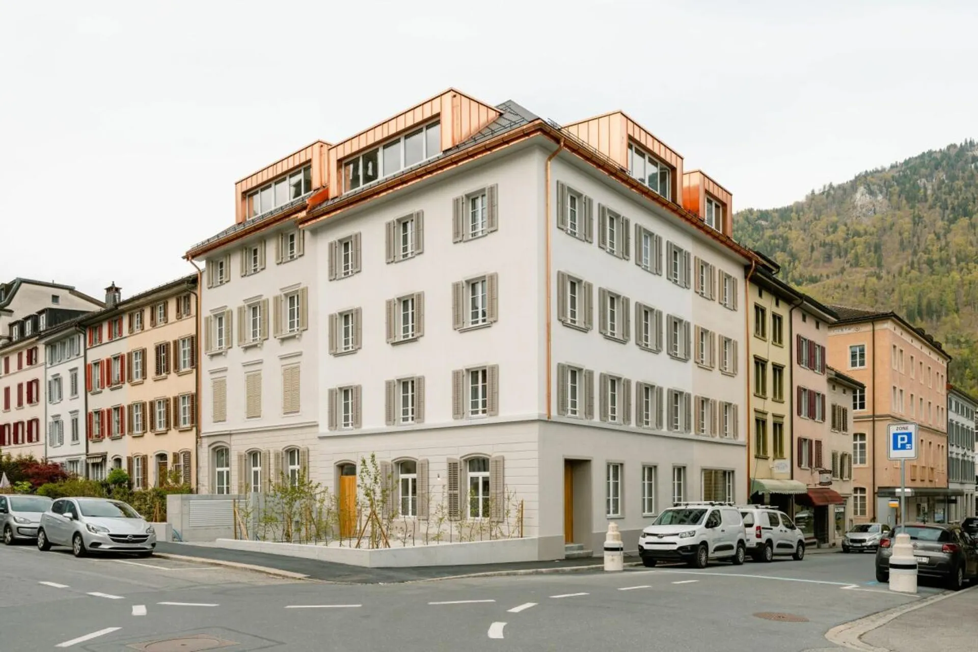 Erstvermietung "Haus Fridolin": Moderne Dach-Maisonettewohnung mit Balkon im Herzen von Glarus