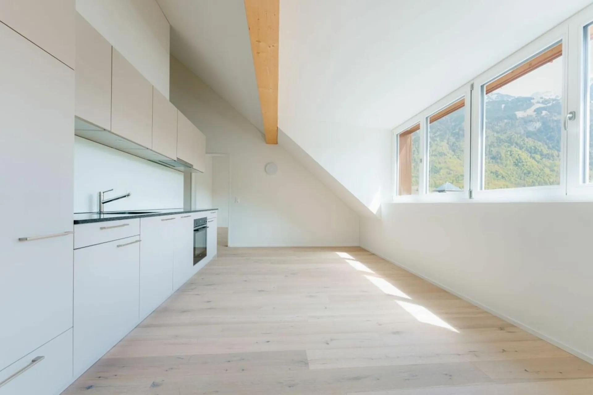 Erstvermietung "Haus Fridolin": Moderne Dachwohnung im Herzen von Glarus