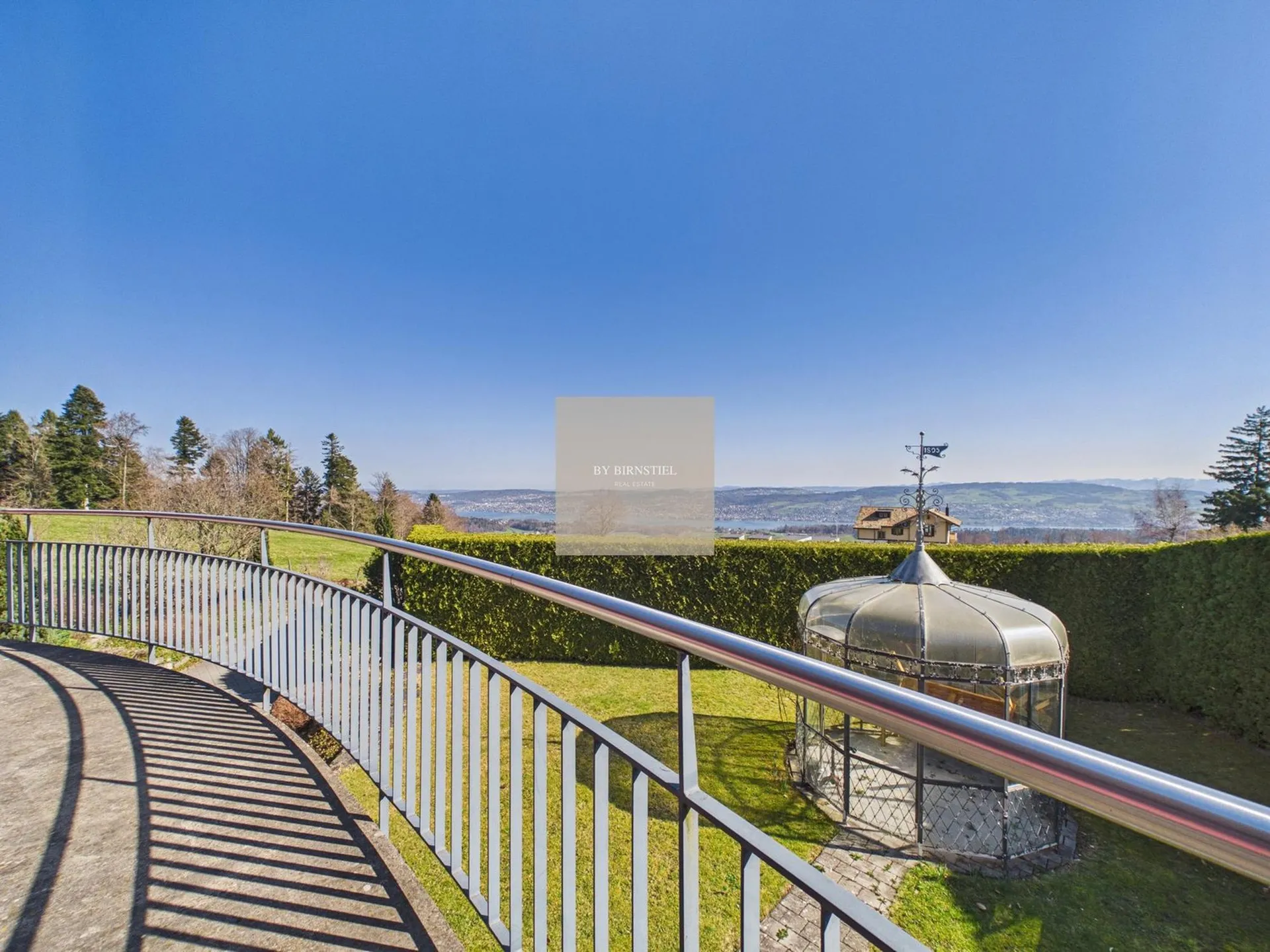 Freistehendes Einfamilienhaus mit Blick auf den Zürichsee