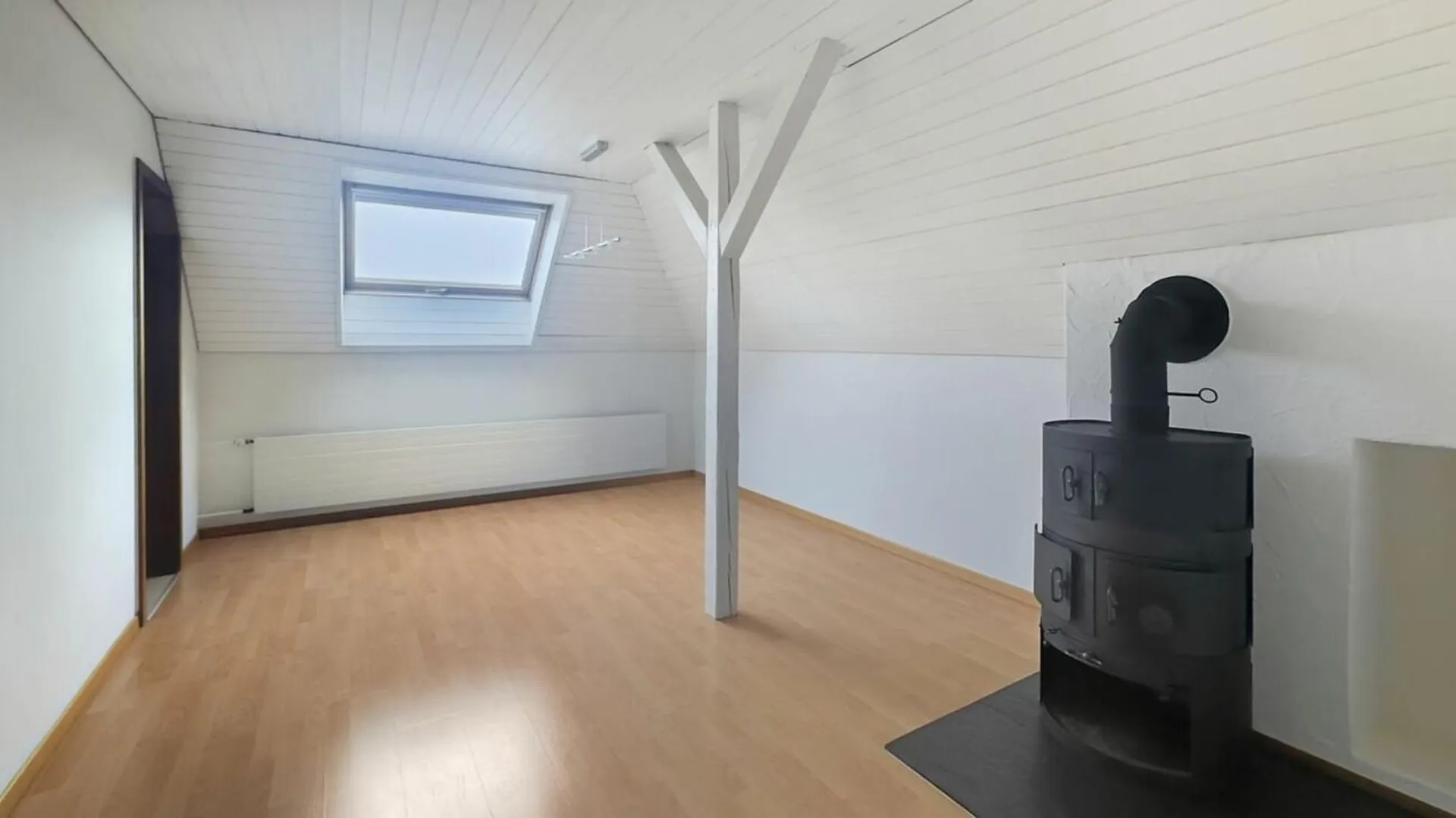 Charmante 3-Zimmer-Dachwohnung an zentraler Lage in Schwarzenbach zu vermieten