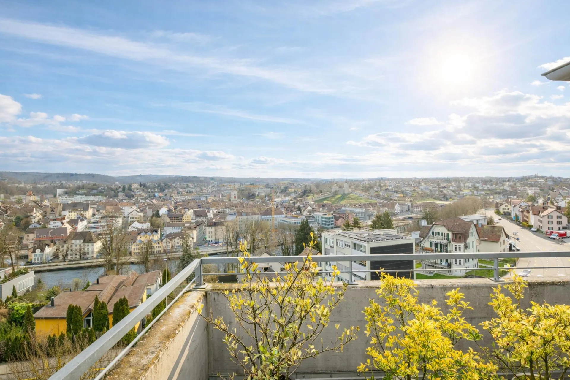 Lichtdurchflutete Attika-Wohnung mit Stadtblick