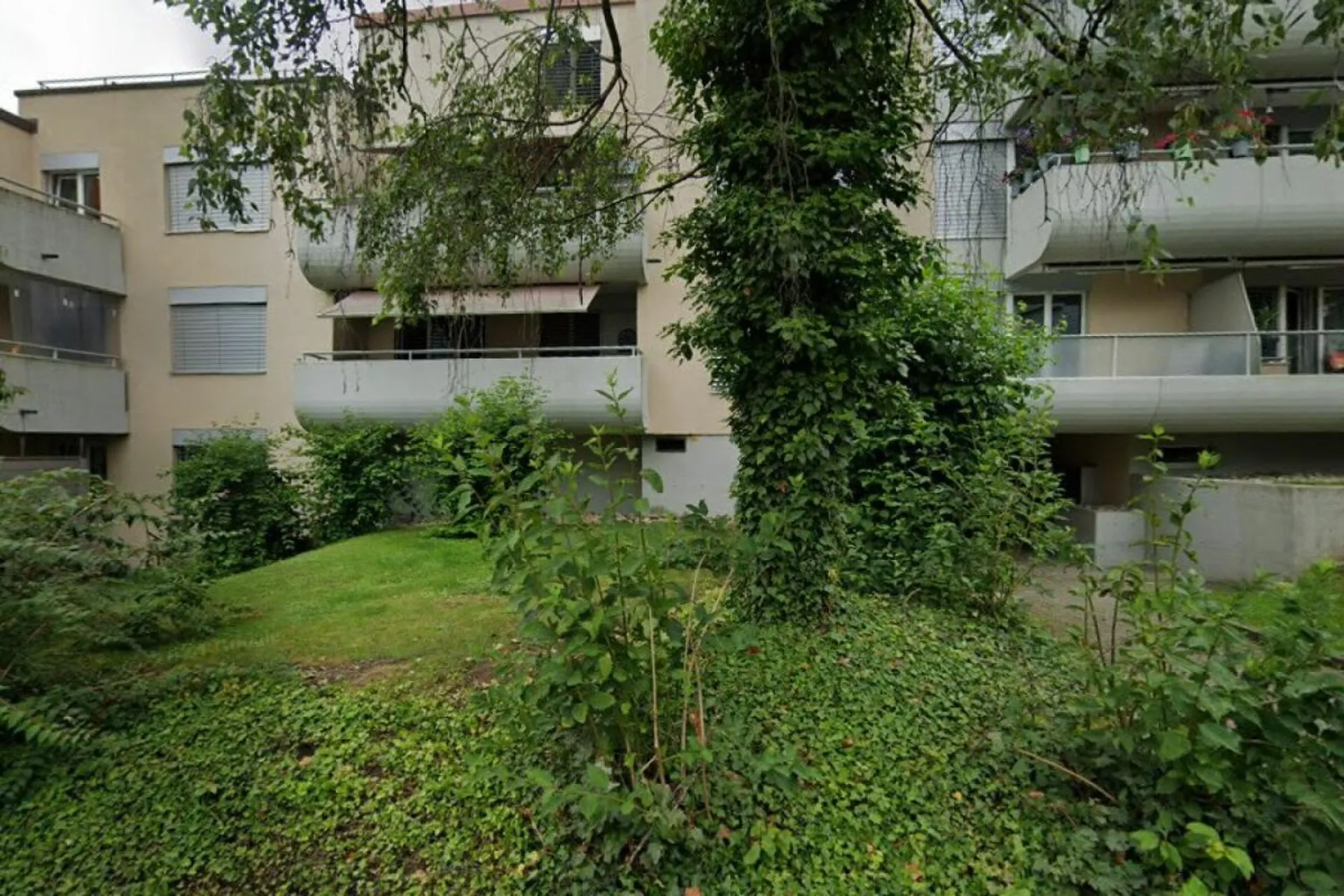 Ruhige Einzimmerwohnung in Mehrfamilienhaus 2. OG