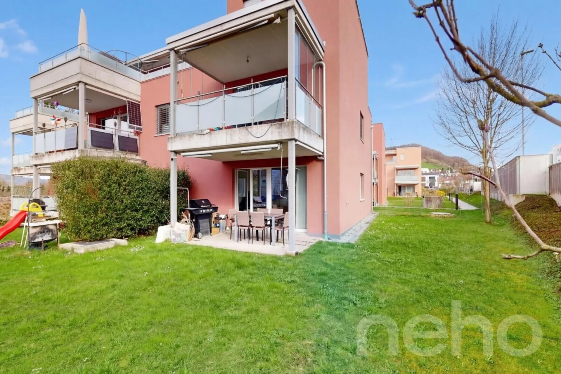 Moderne 3.5-Zimmer-Gartenwohnung mit 184 m² Garten und Sitzplatz