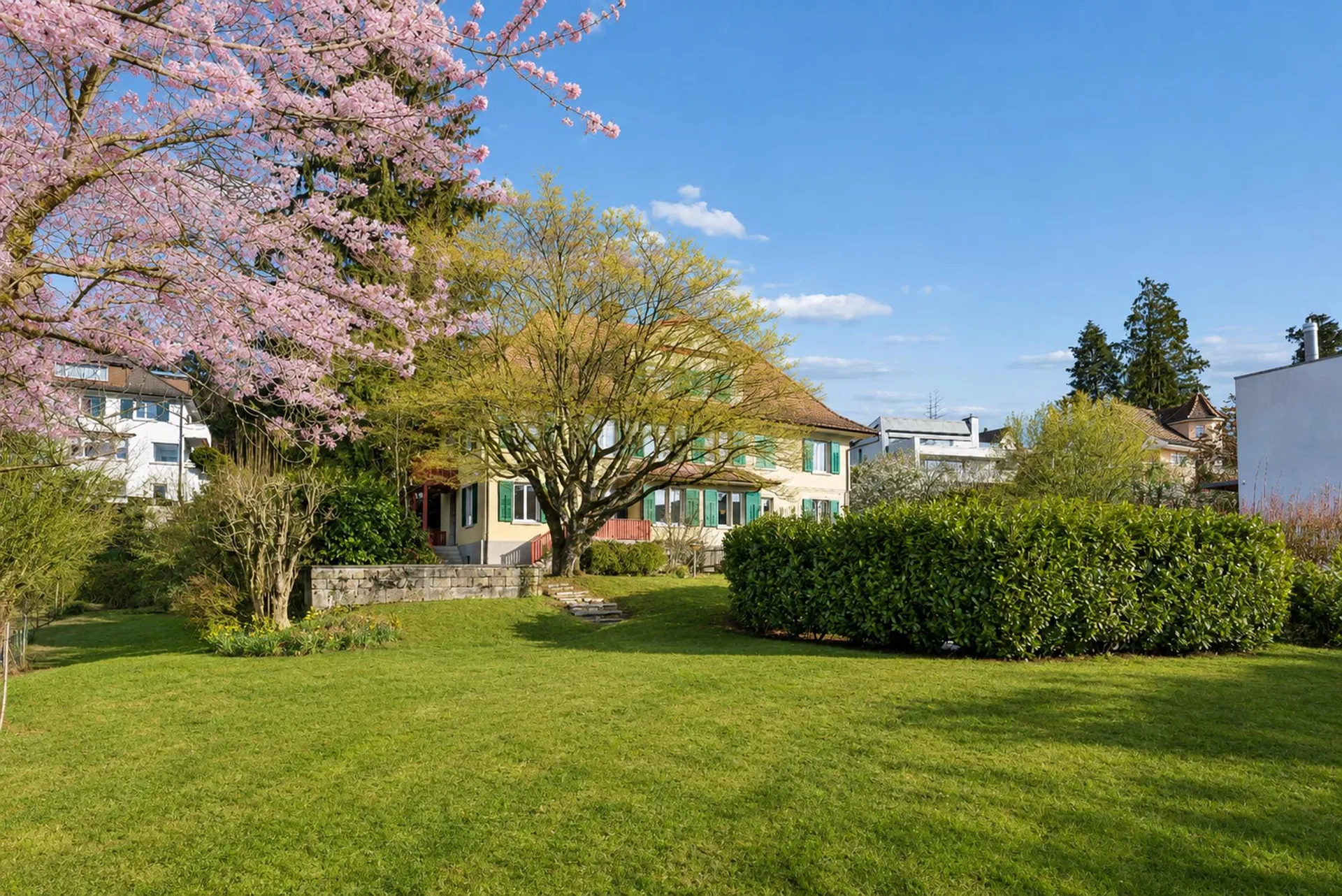 Idyllisches Zuhause mit Seeblick und spannendem Potenzial