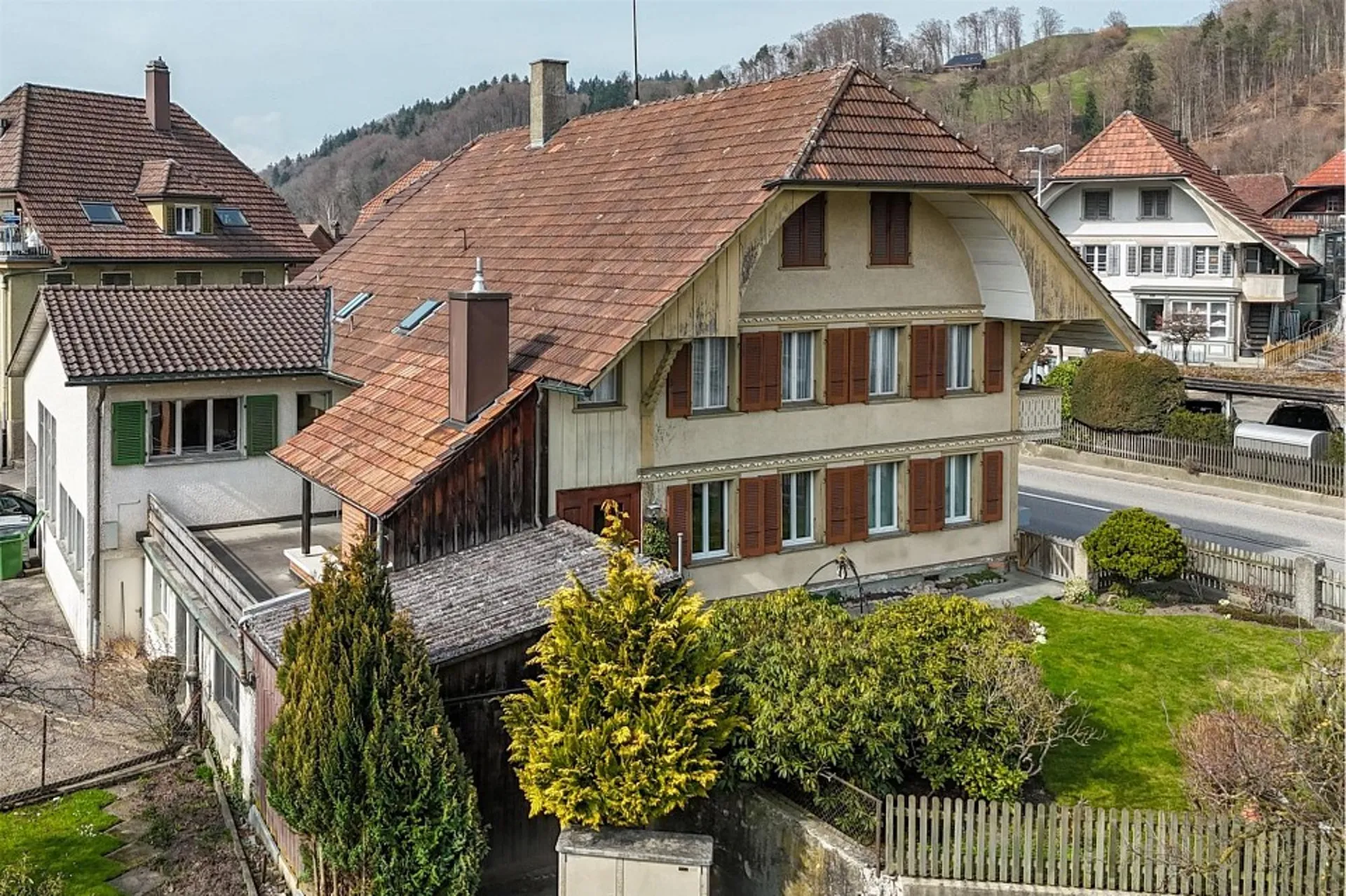 6½ Zimmer Wohn- und Geschäftshaus mit Entwicklungspotenzial an zentraler Lage