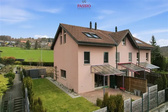 Familienfreundliches 4.5-Zimmer Reiheneckhaus mit grossem Garten