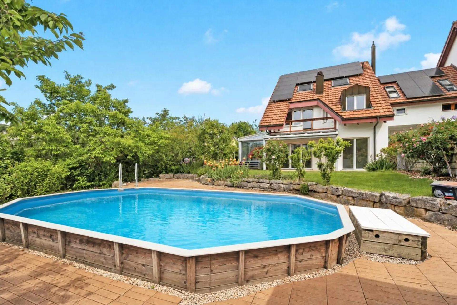 Grosszügiges 6.5-Zimmer Einfamilienhaus mit Pool an ruhiger Lage