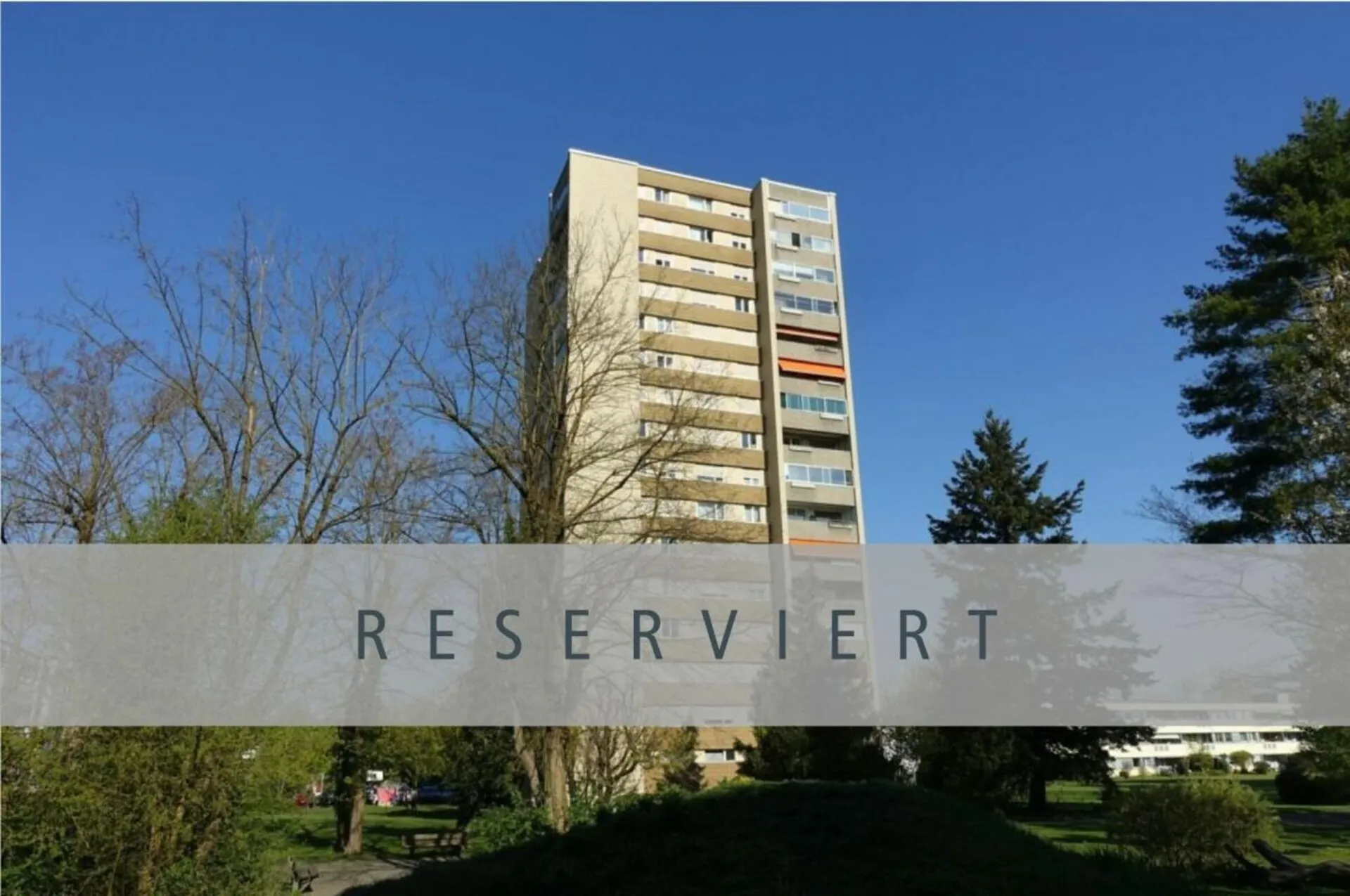 Über den Dächern von Windisch: Sanierte 2.5-Zimmer-Wohnung im 15. OG mit herrlichem Ausblick