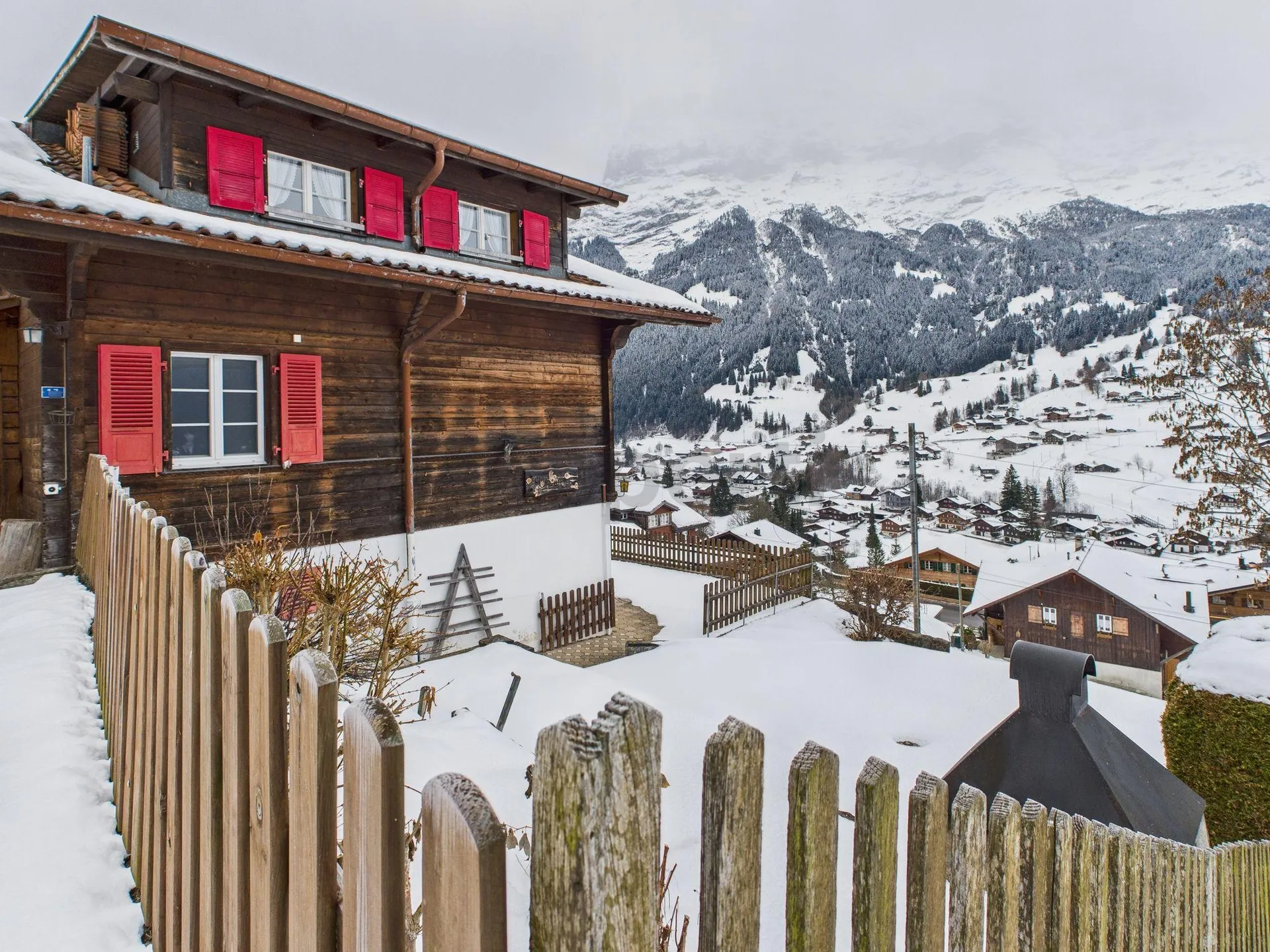 Grosszuegiges 8-Zimmer-Einfamilienhaus mit 2 Balkonen und Garten in Grindelwald