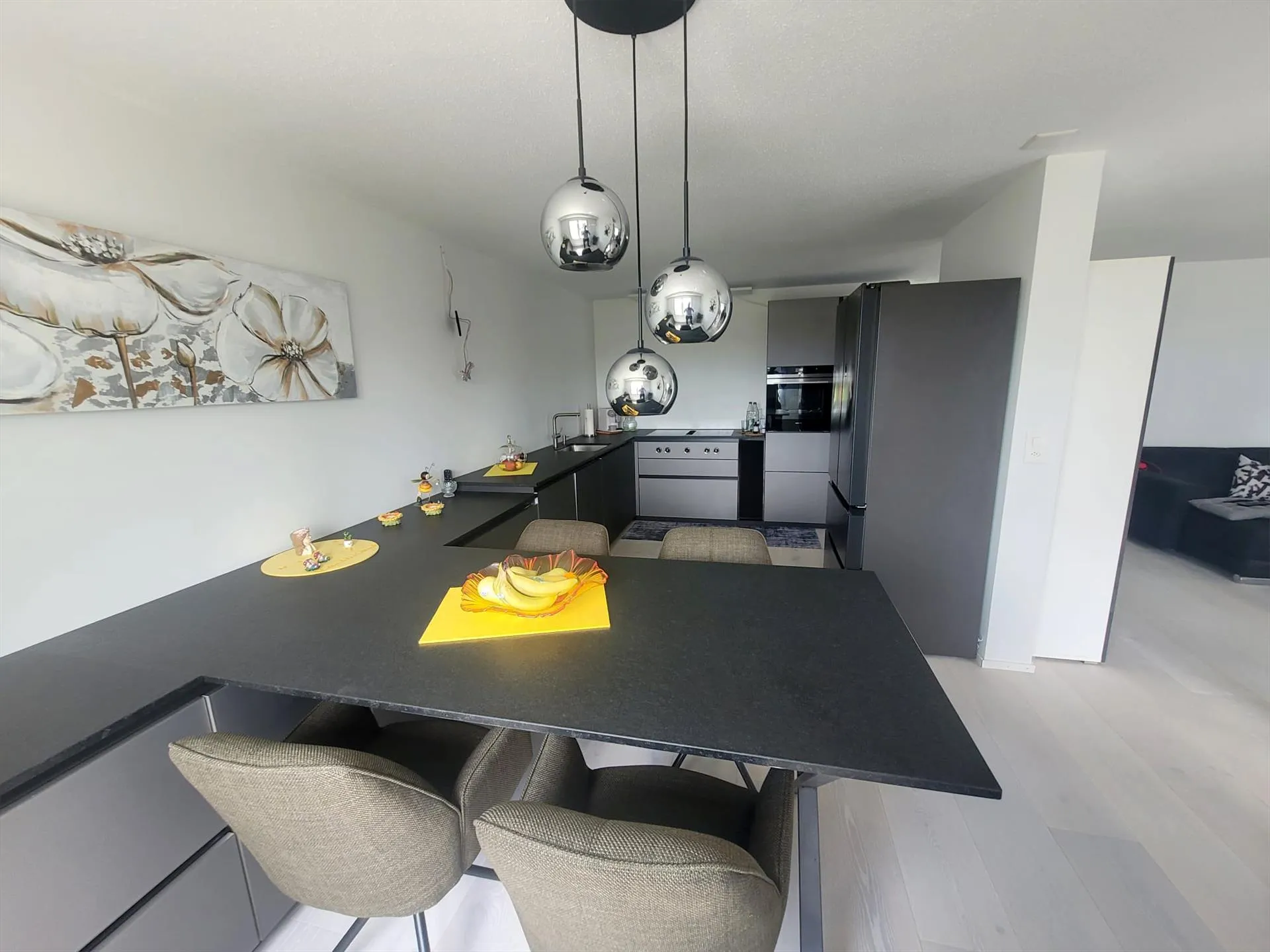 Elegante Wohnung mit hochwertigem Ausbau und Designer-Küche