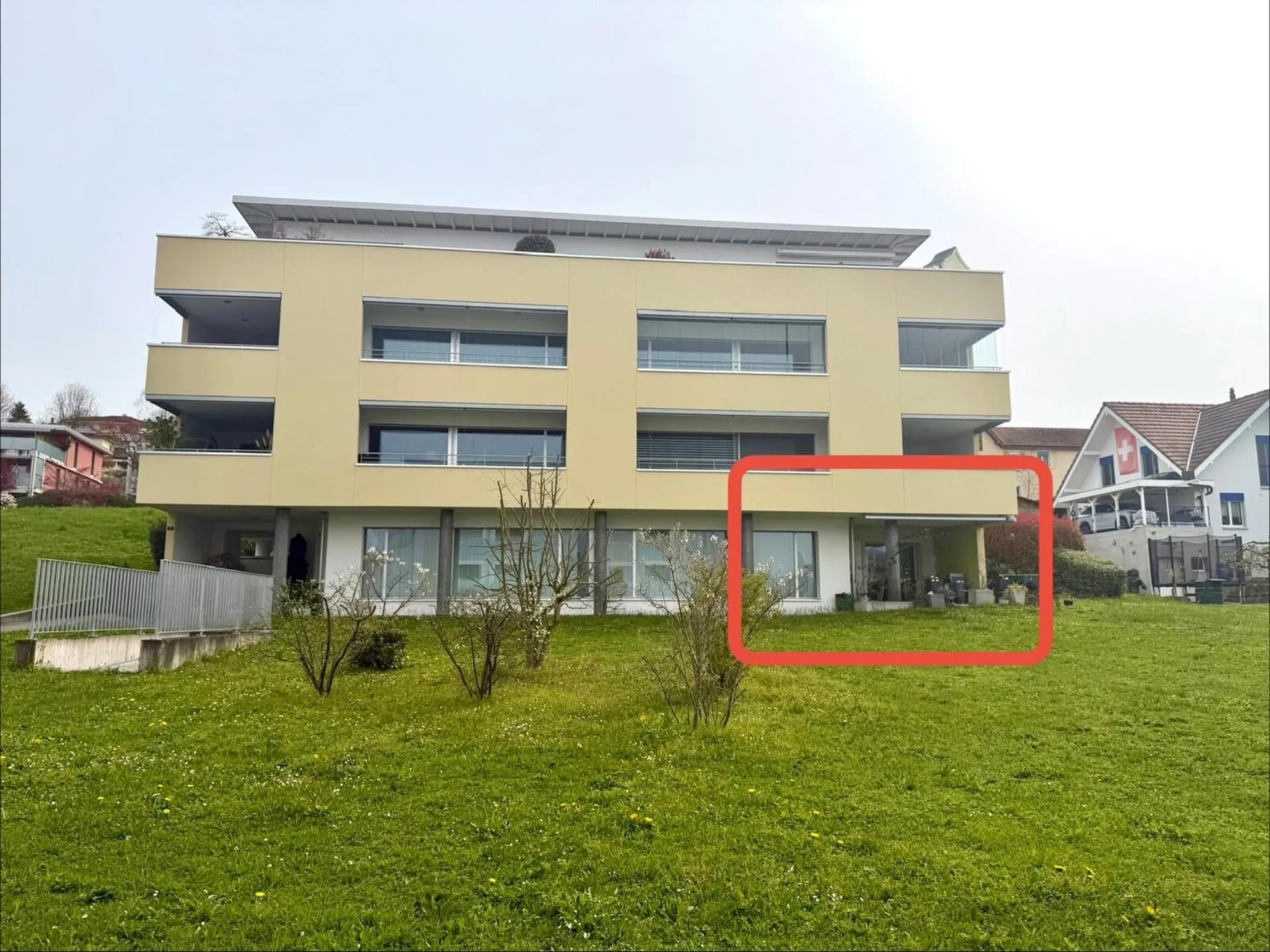Modern und grosszügig mit Garten!