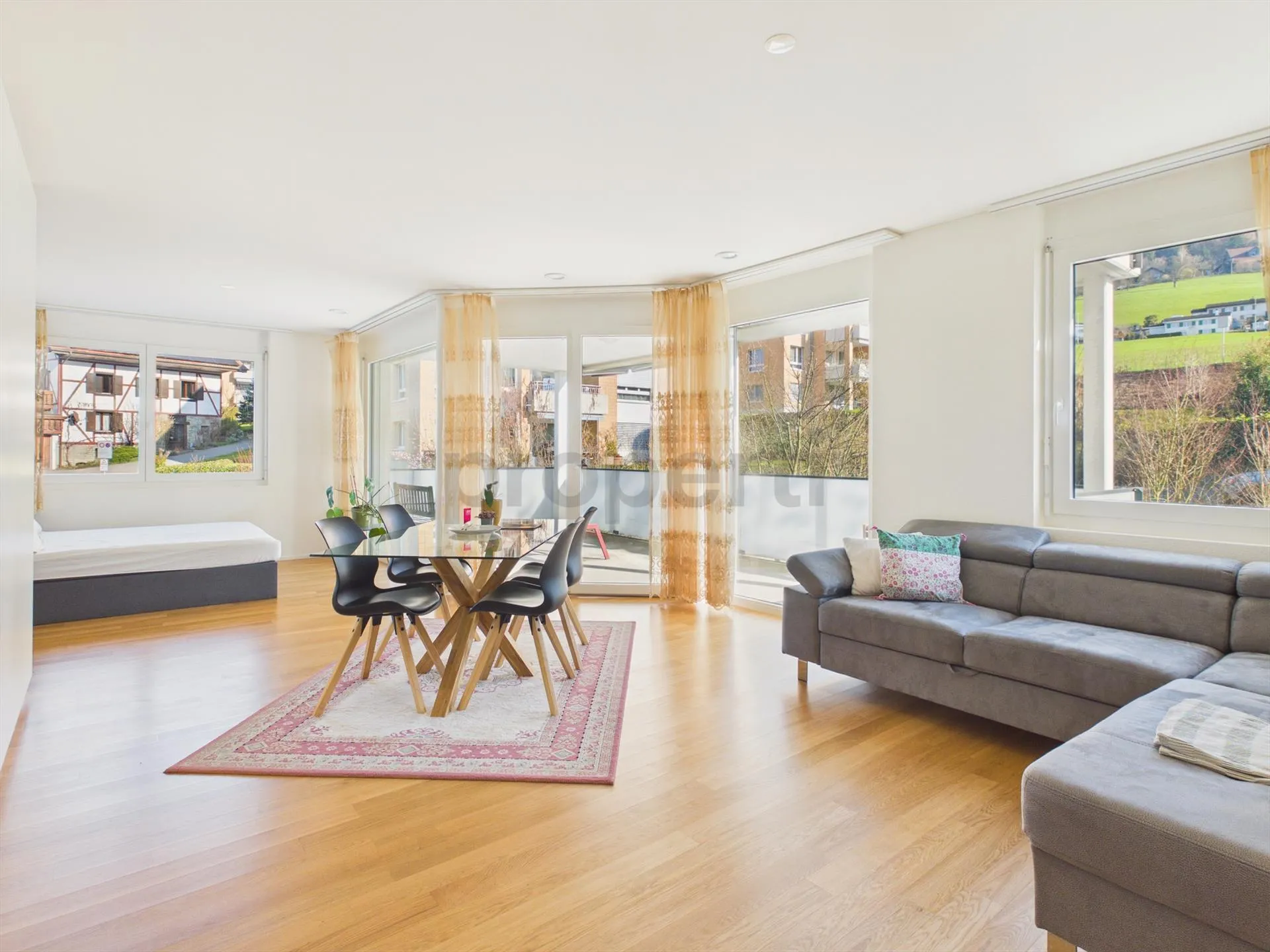 Elegante 2.5-Zimmer-Möblierte Wohnung mit Balkon, Ebikon
