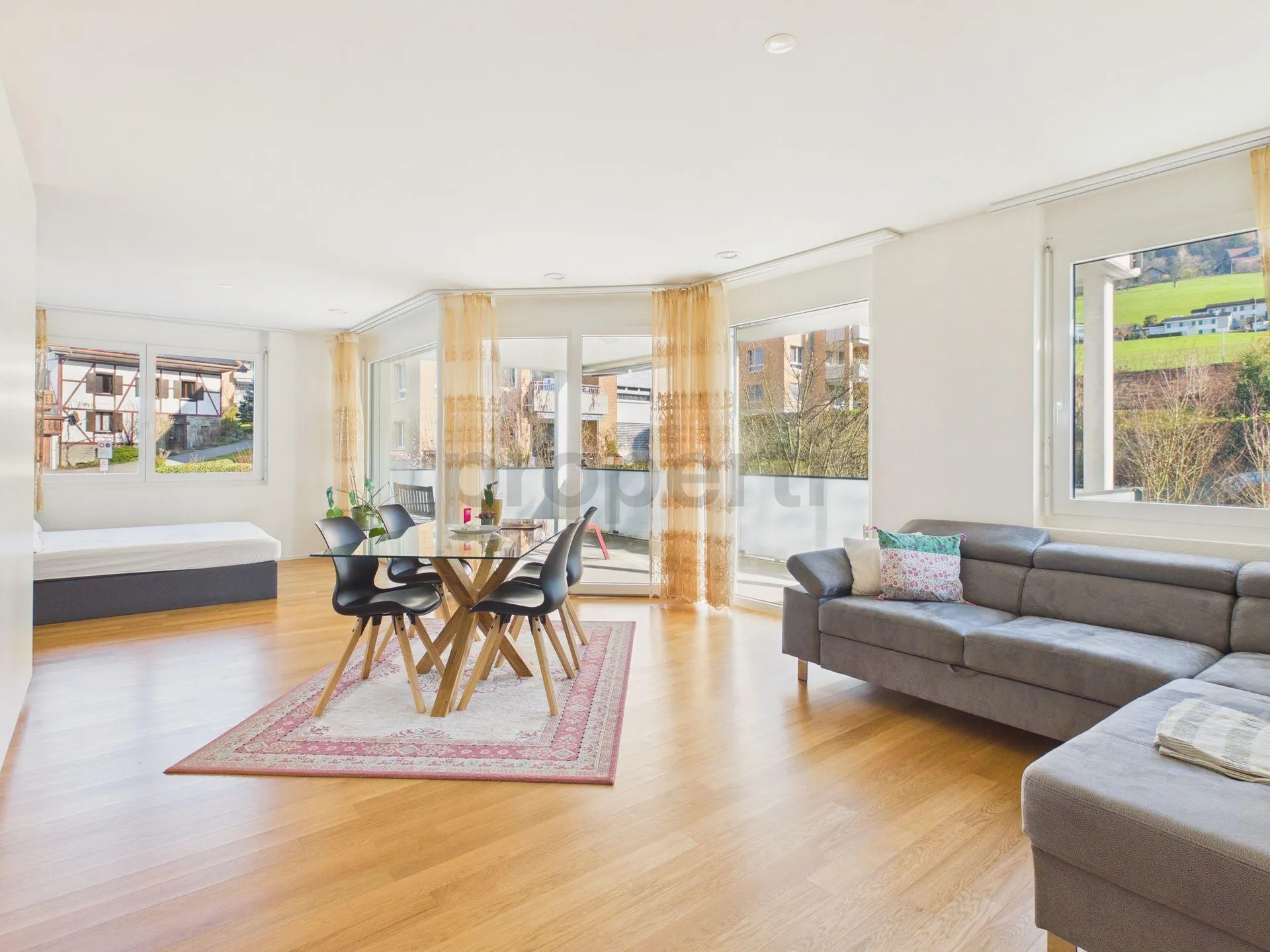 Elegante 2.5-Zimmer-Möblierte Wohnung mit Balkon, Ebikon