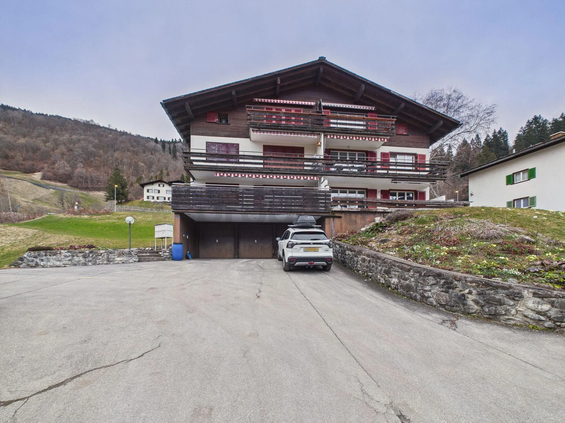 Ruhige 3.5-Zimmer-Wohnung mit praktischem Einstellplatz, Saas im Prättigau