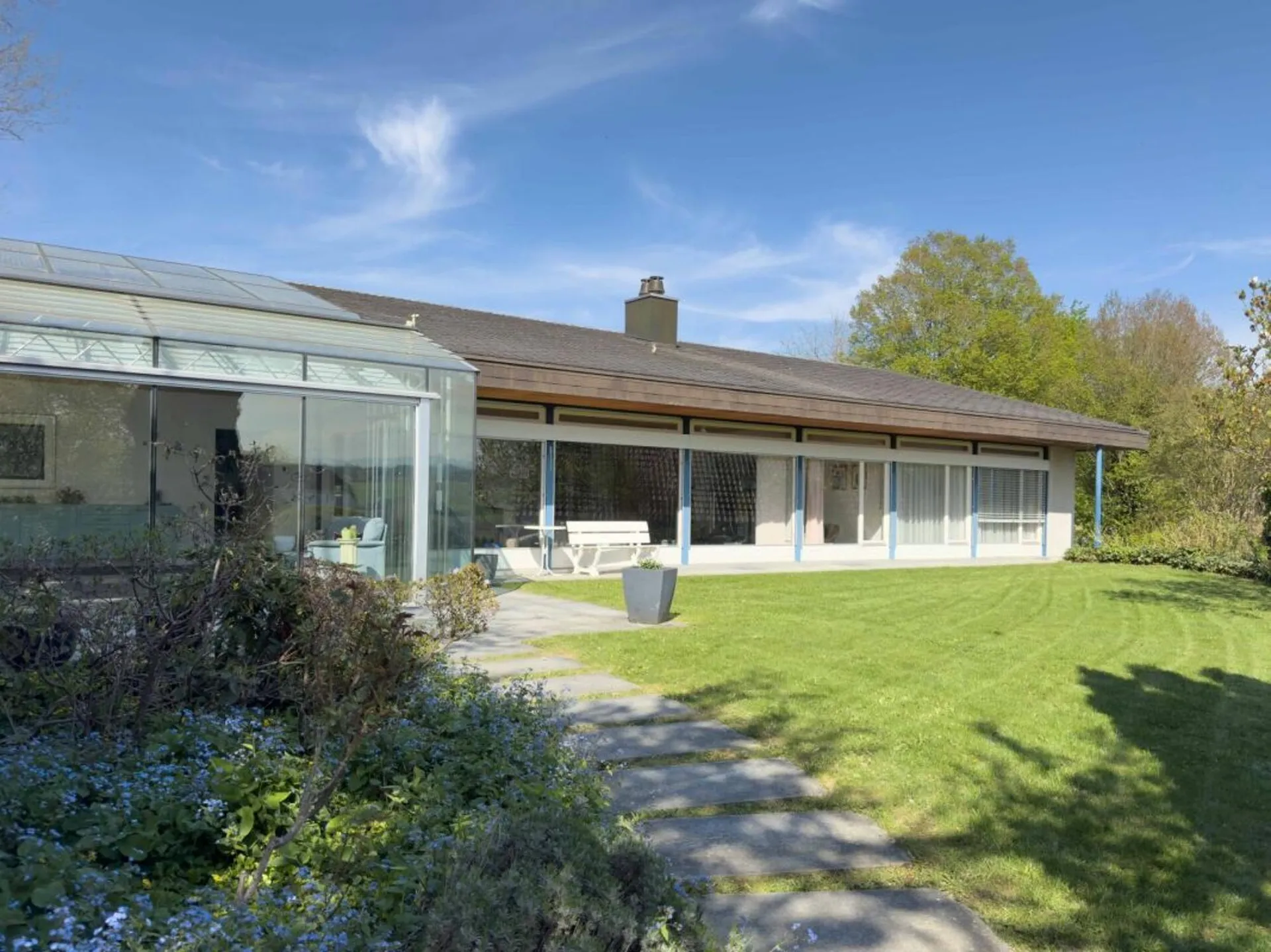 Freistehendes 7-Zimmer-Einfamilienhaus mit luxuriösem Wintergarten, schönem Umschwung und Aussenschwimmbad