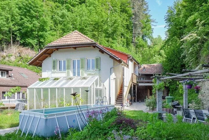 IDYLLISCHES GARTENPARADIES AM WALDRAND MIT GROSSER LANDWIRTSCHAFTSPARZELLE