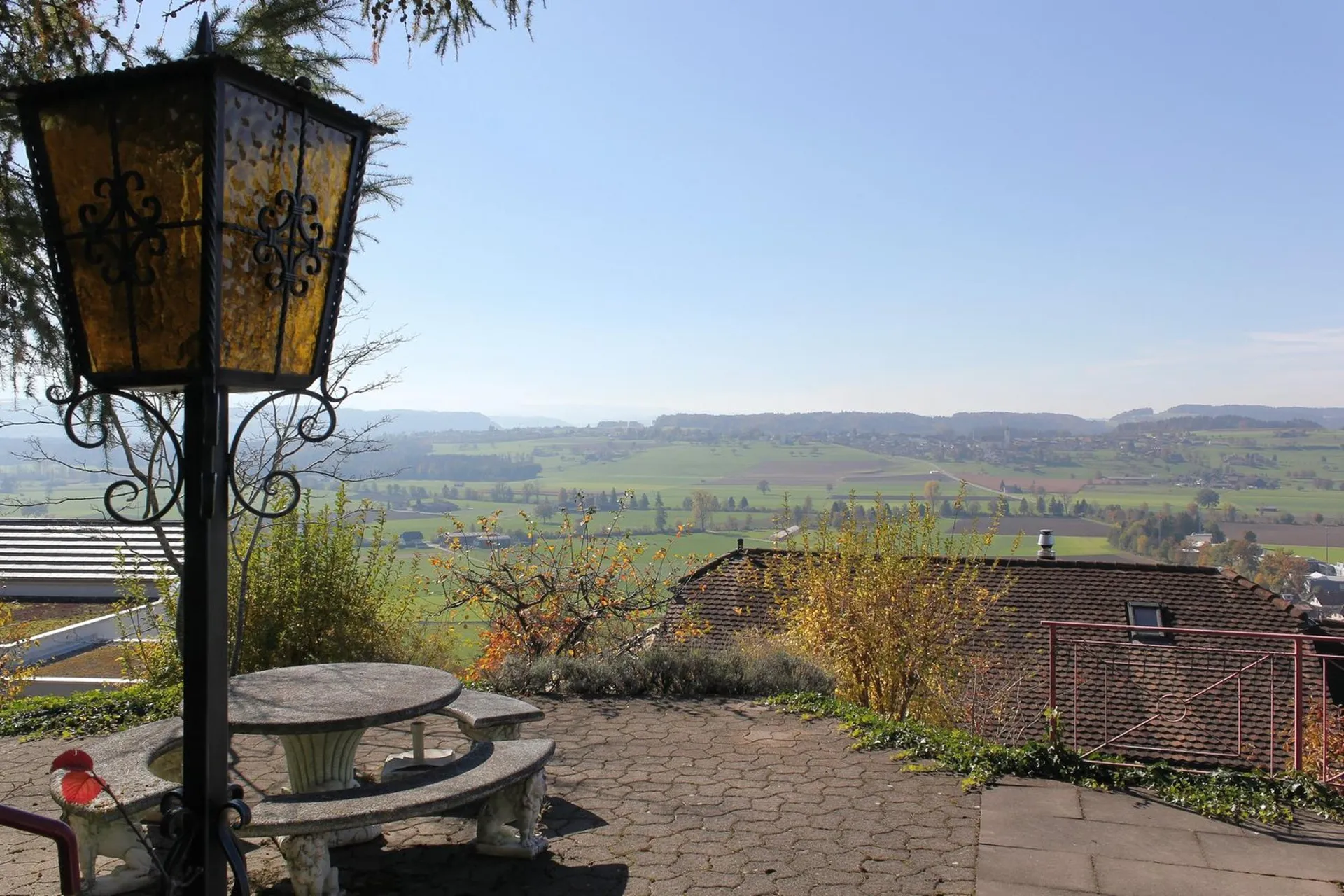 Hervorragende Aussichten ... Einfamilienhaus mit Pool und Umschwung
