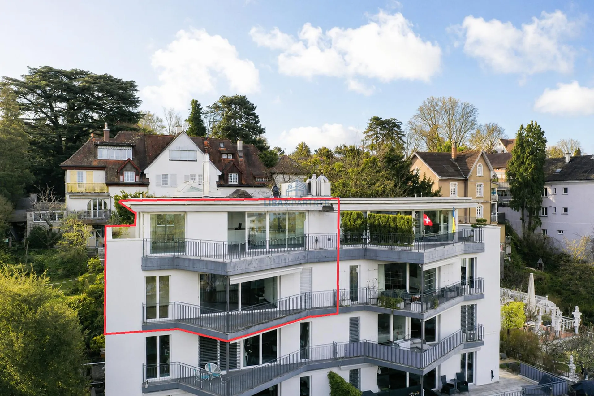 Wohnen über den Dächern von Binningen - luxuriöse Attika-Maisonette
