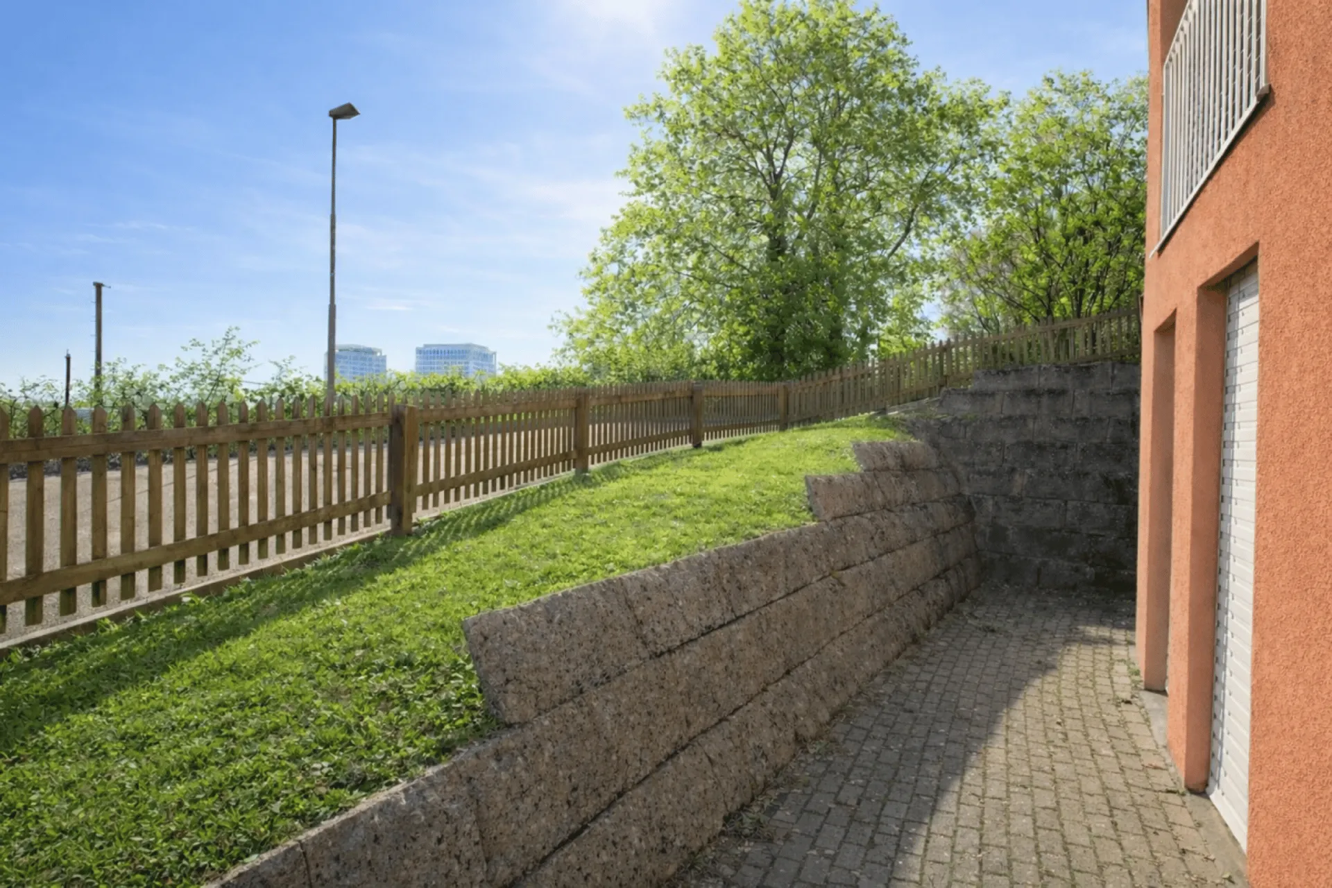 ATTRAKTIVE ANLAGEWOHNUNG MIT SONNIGEM SITZPLATZ
