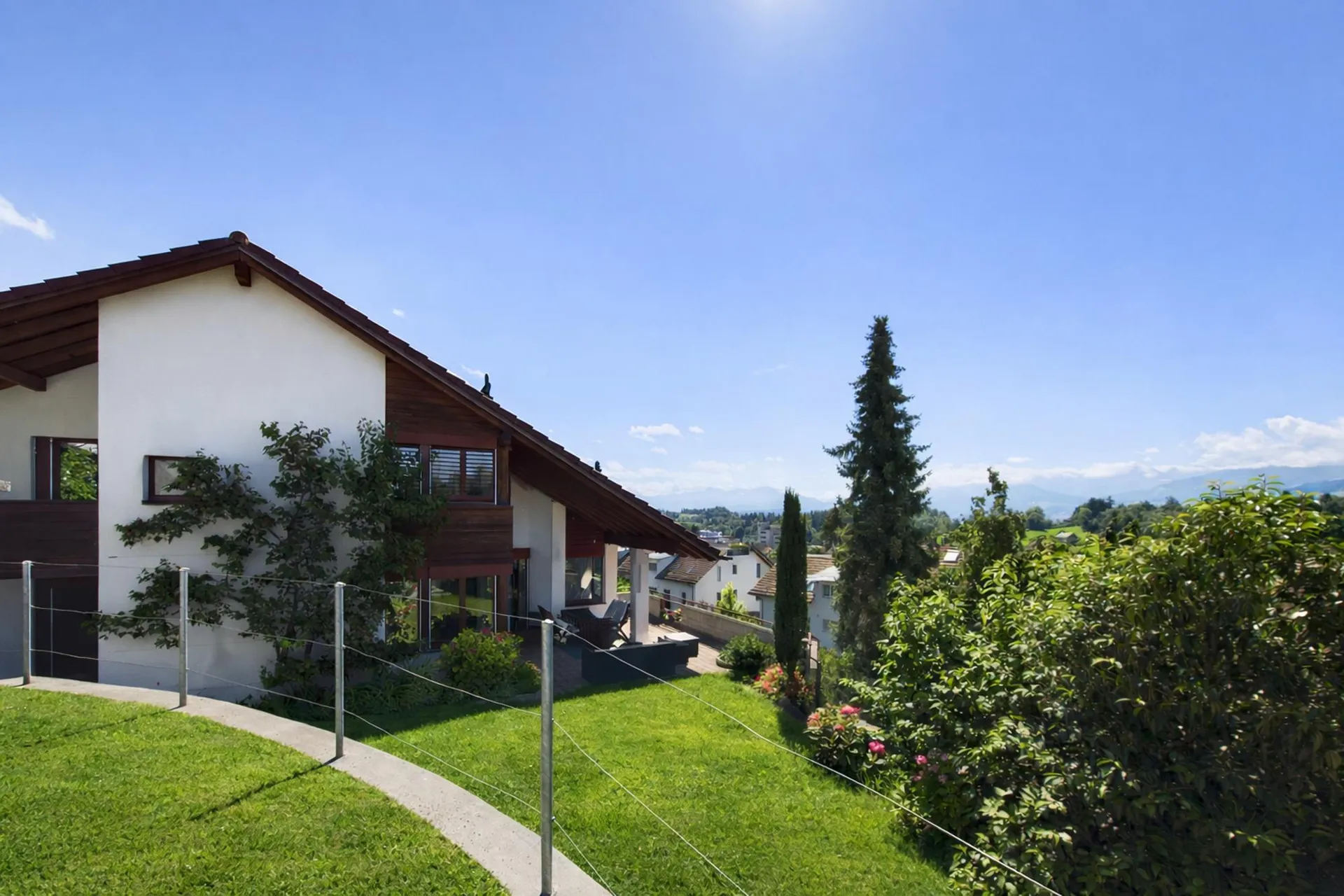 Modernes 9-Zimmer Einfamilienhaus mit Garten in Hombrechtikon