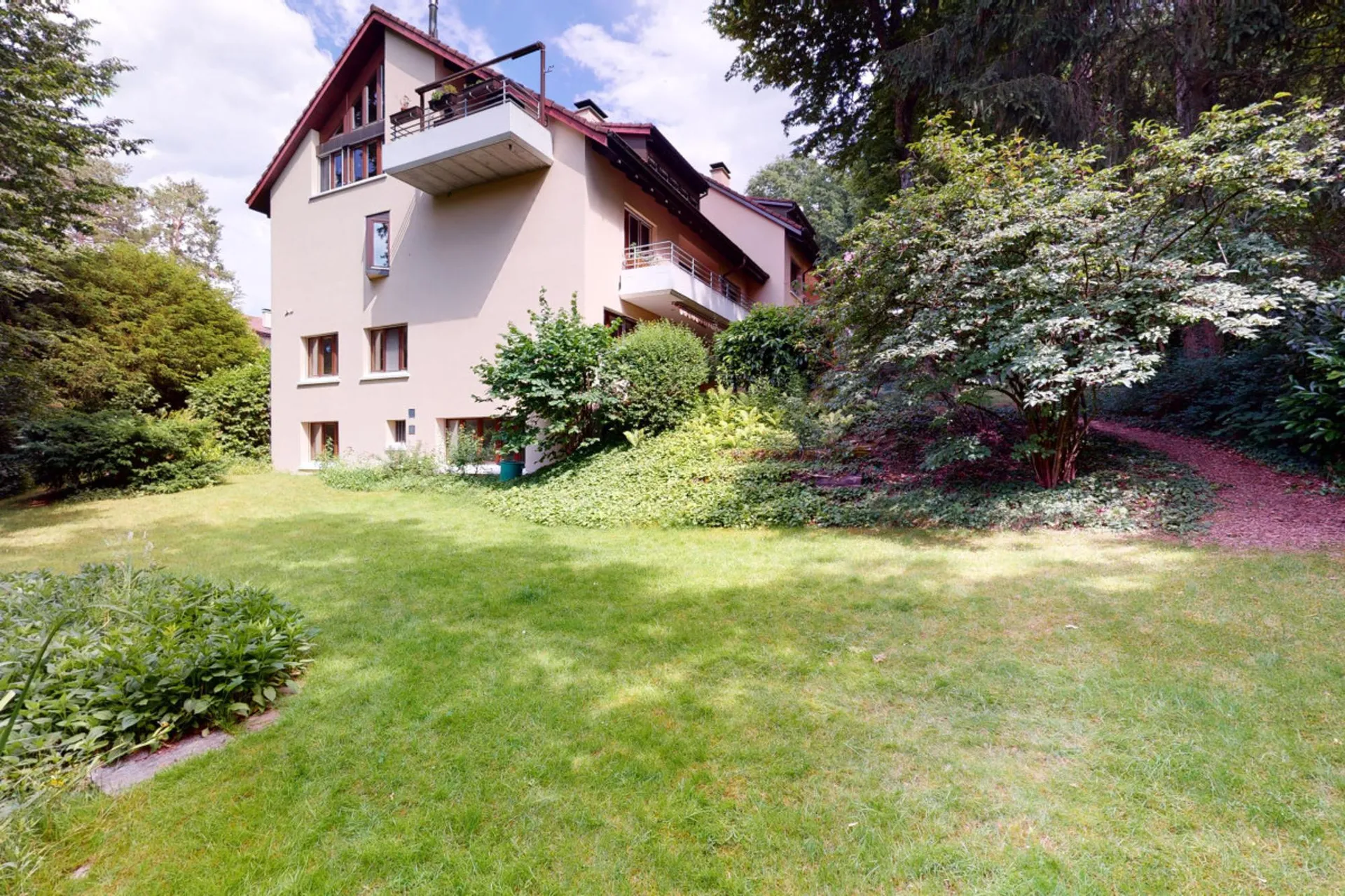 Grosszügige 6.5-Zimmer Maisonettewohnung mit grossem Garten