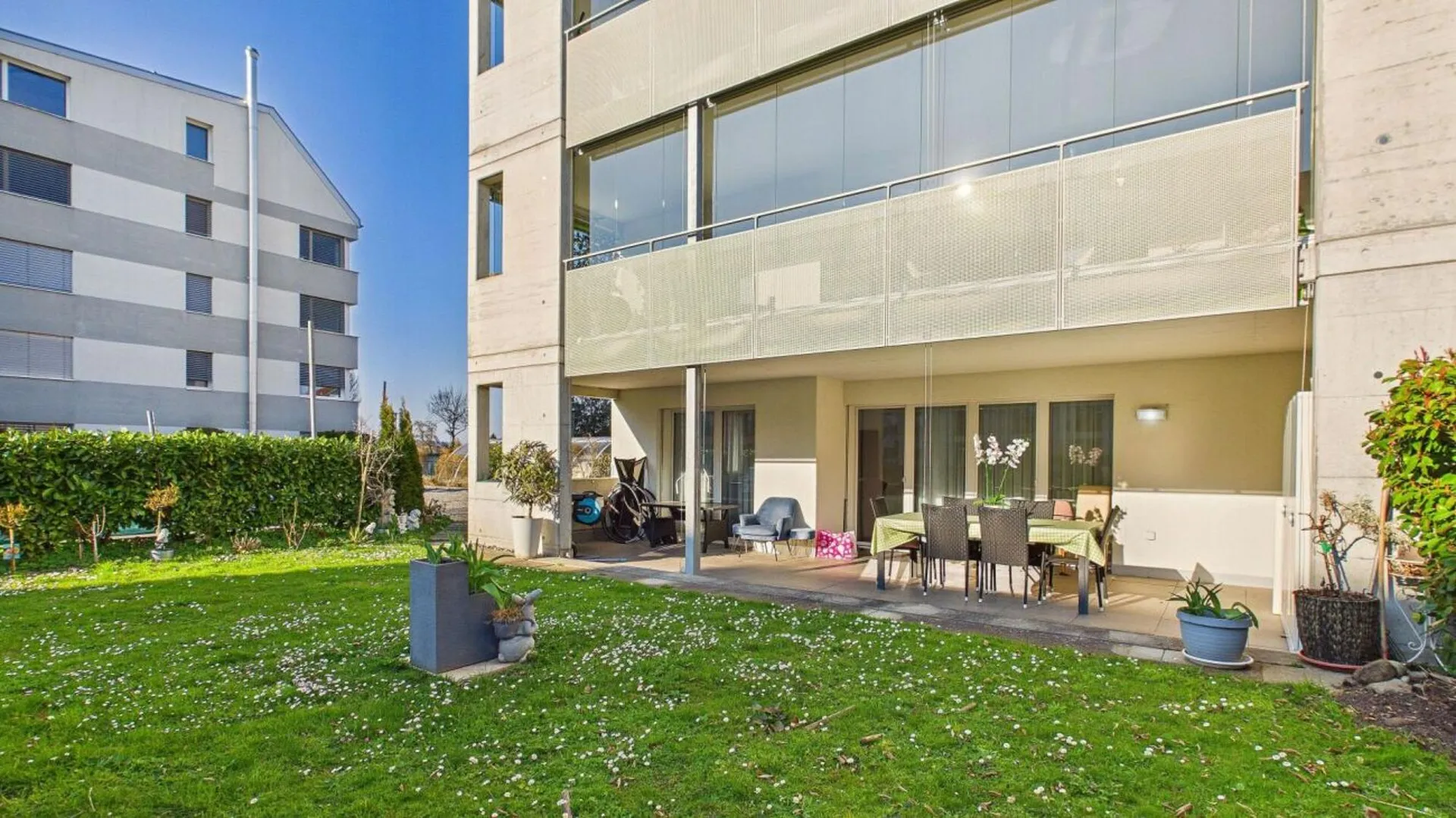 Moderne 3.5 Zimmer-Gartenwohnung im begehrten Näniker-Quartier