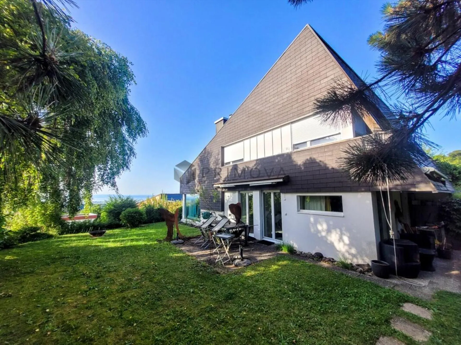 Stilvolles Wohnen mit Seeblick und privatem Garten