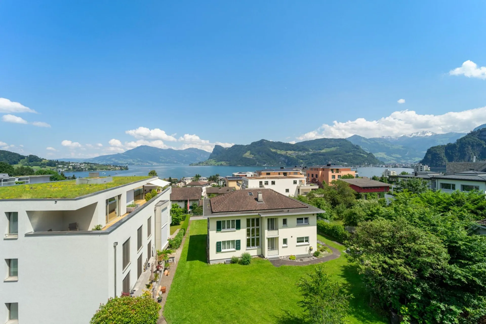 Moderne 5.5-Zimmer-Erdgeschosswohnung mit Terrasse