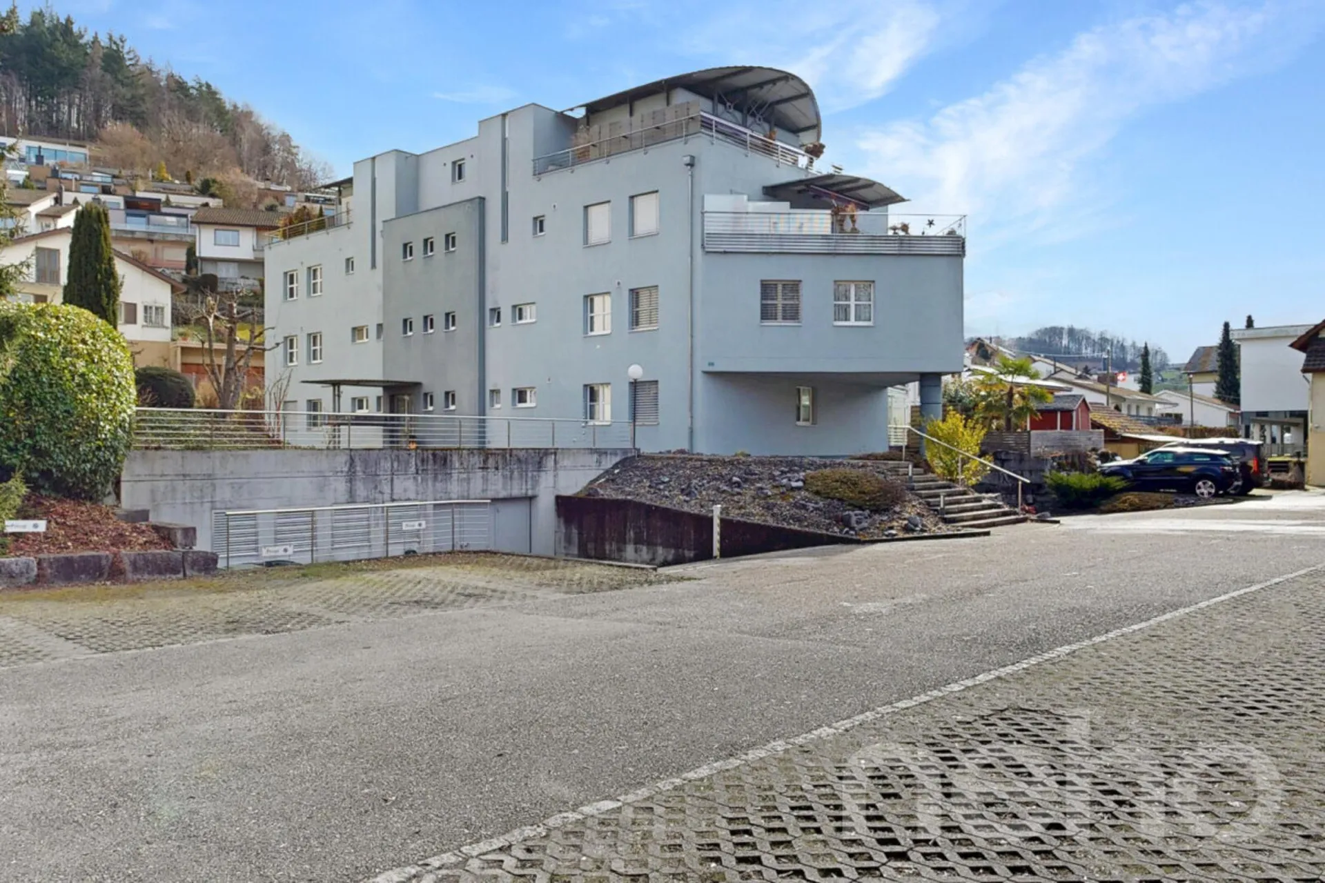 Helle Attikawohnung mit Dachterrasse, Cheminée & Charme