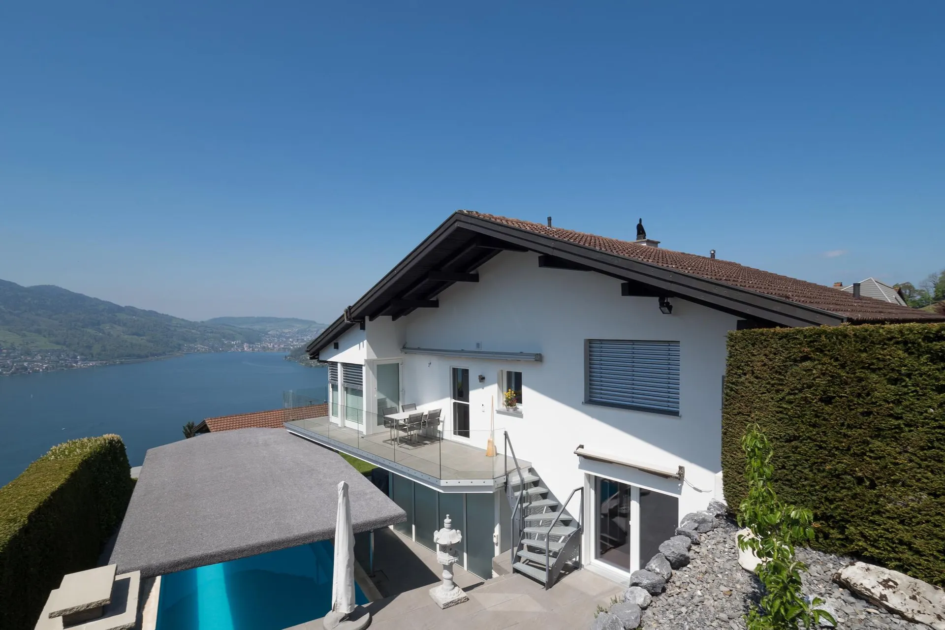 Eine Haus mit gedecktem Aussenpool