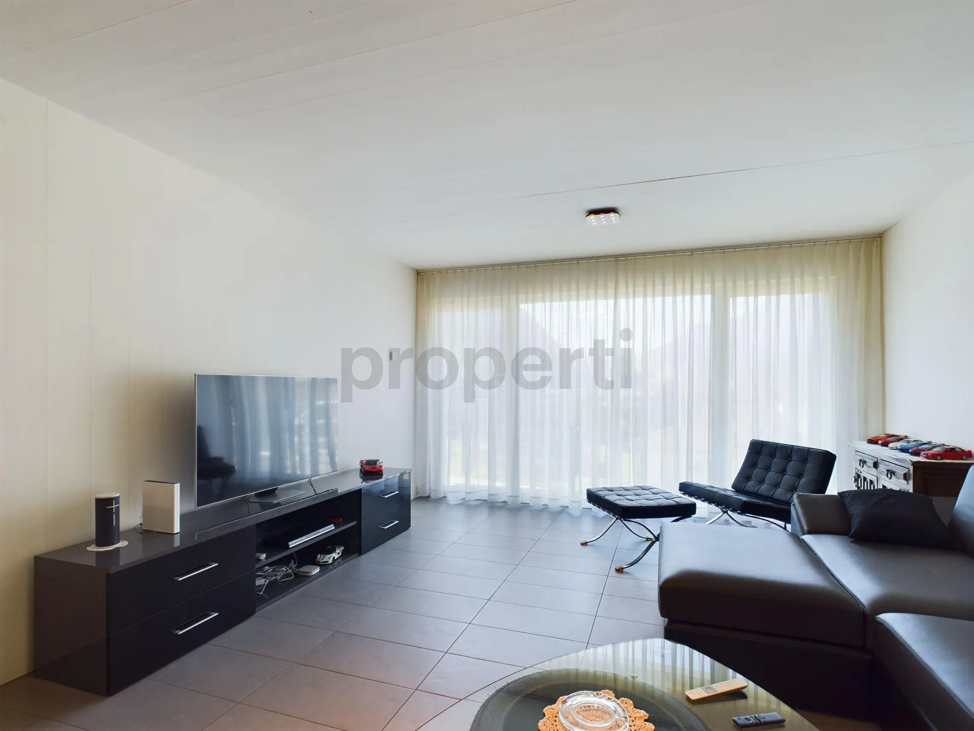 Moderne 3.5-Zimmer-Wohnung mit Garage in BiascaModerno appartamento di 3,5 locali con garage a Biasca