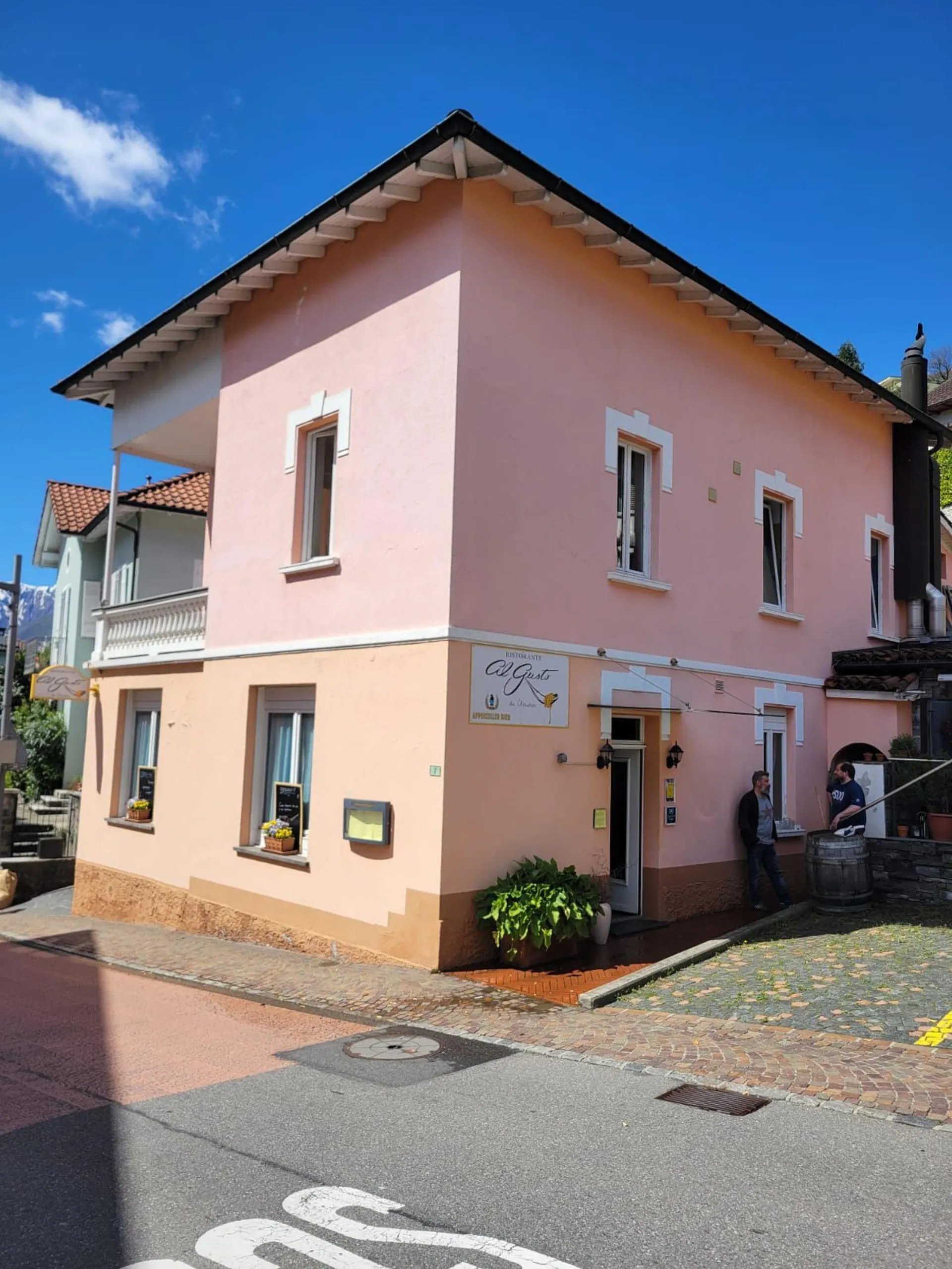 Stabile Einkommensquelle mit Gewerbe- und Wohnflächen in Orselina/ Fonte di reddito stabile con spazi commerciali e residenziali a Orselina