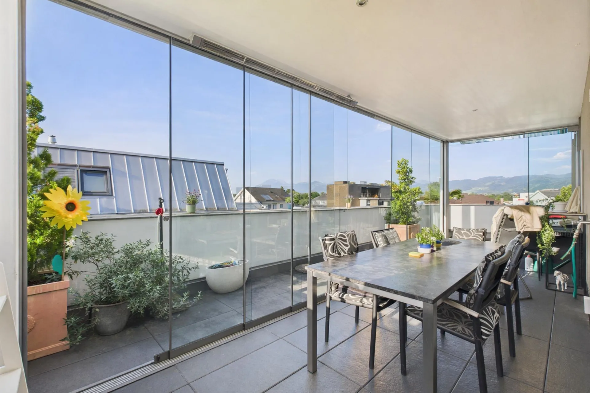 Exklusive Attikawohnung mit 40 m² Dachterrasse & Wintergarten - Privatsphäre, Komfort in Widnau