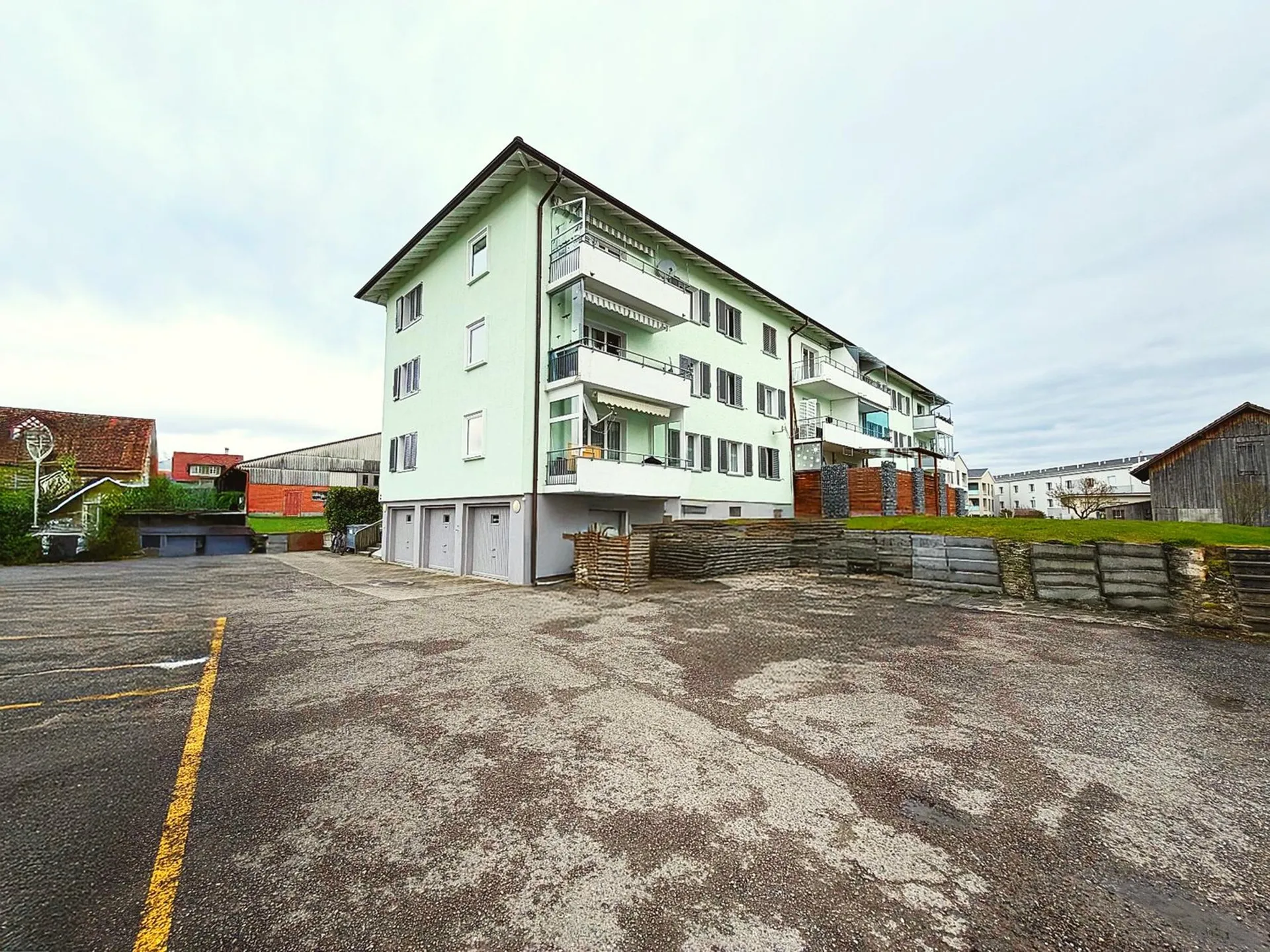 Charmante 3.5-Zimmer-Wohnung mit Balkon und schoener Aussicht in Stachen