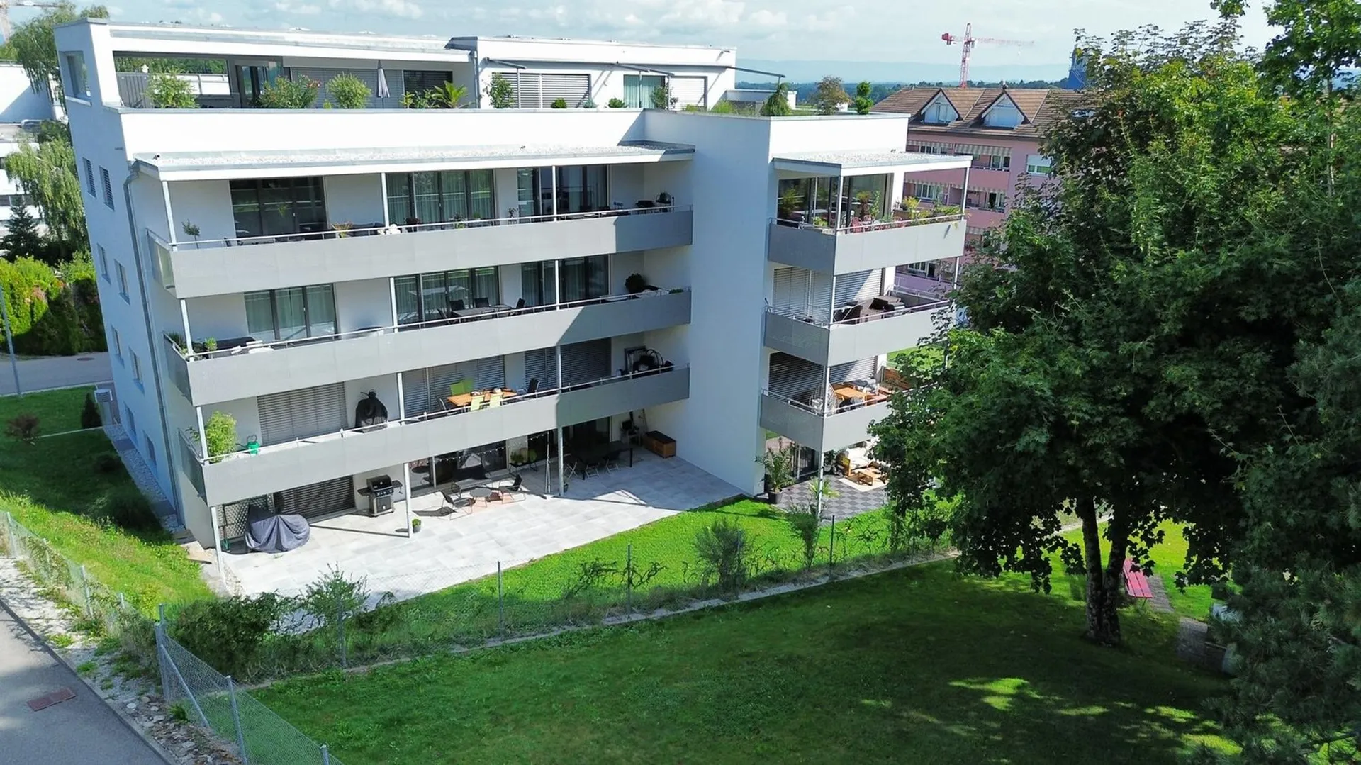 4.5-Zimmer-Gartenwohnung mit 100 m² Terrasse in Düdingen