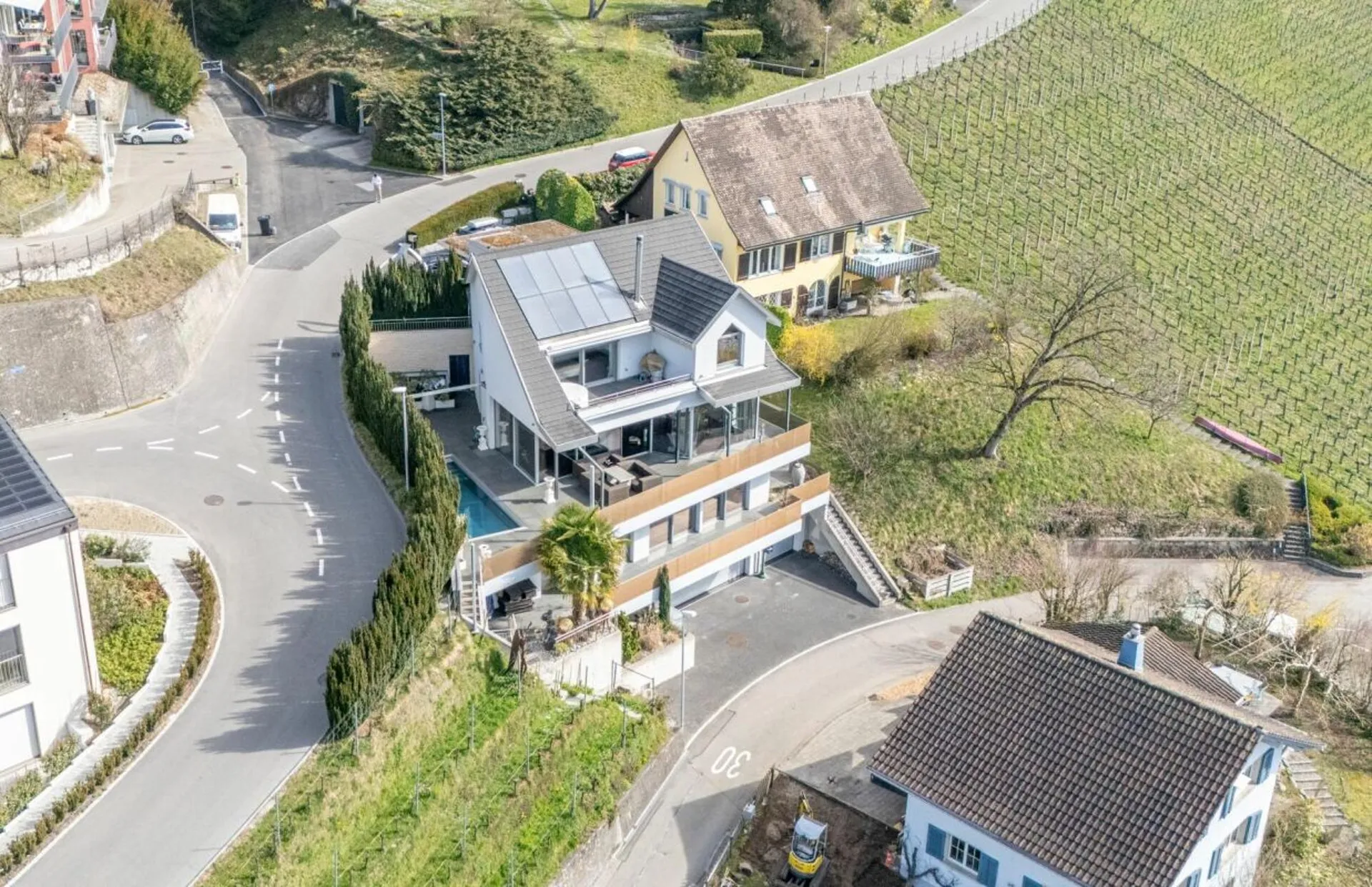Exklusive Design-Villa mit Einliegerwohnung, Pool und grosszügiger Garage