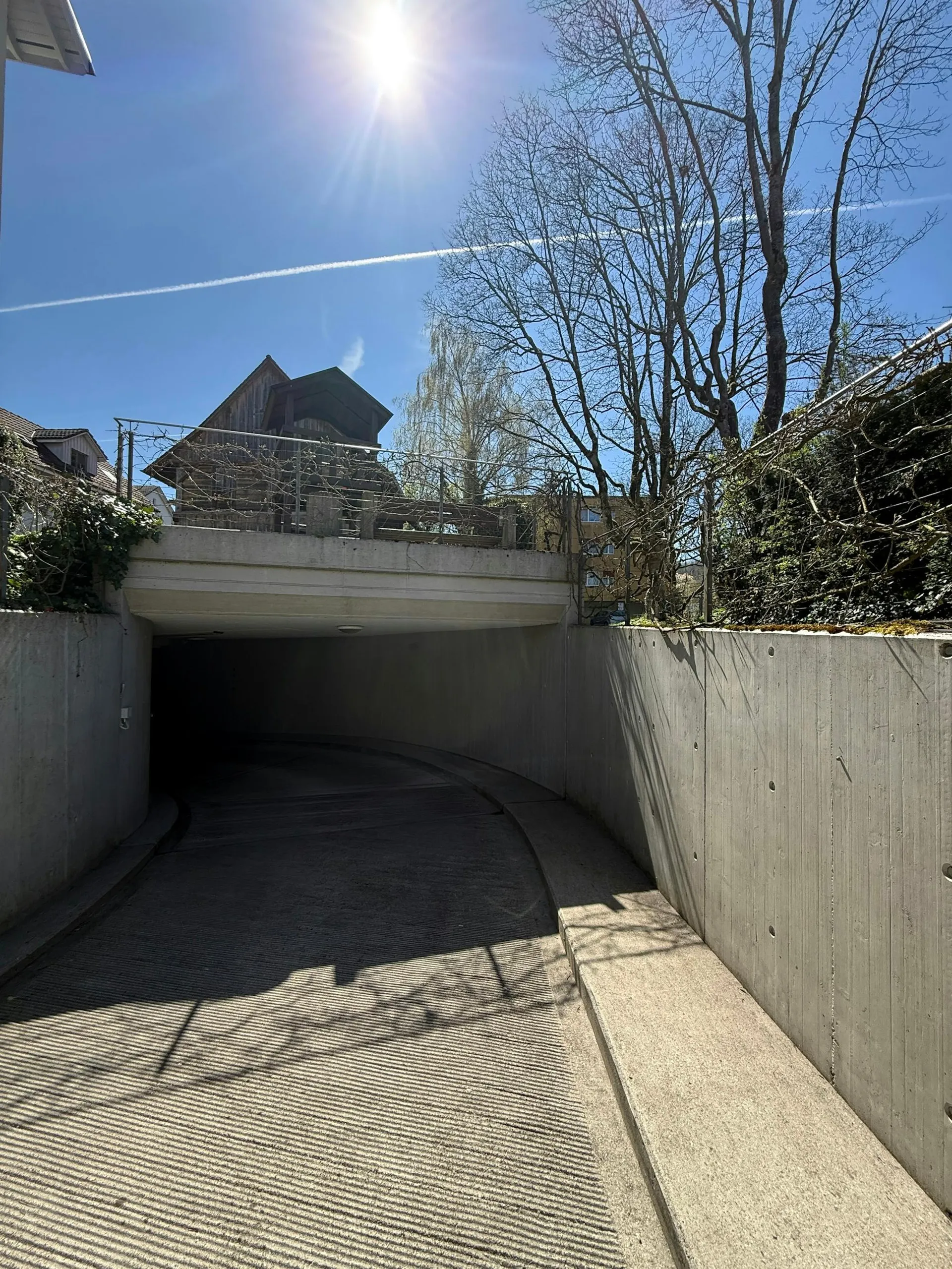 Tiefgaragenparkplatz zu vermieten