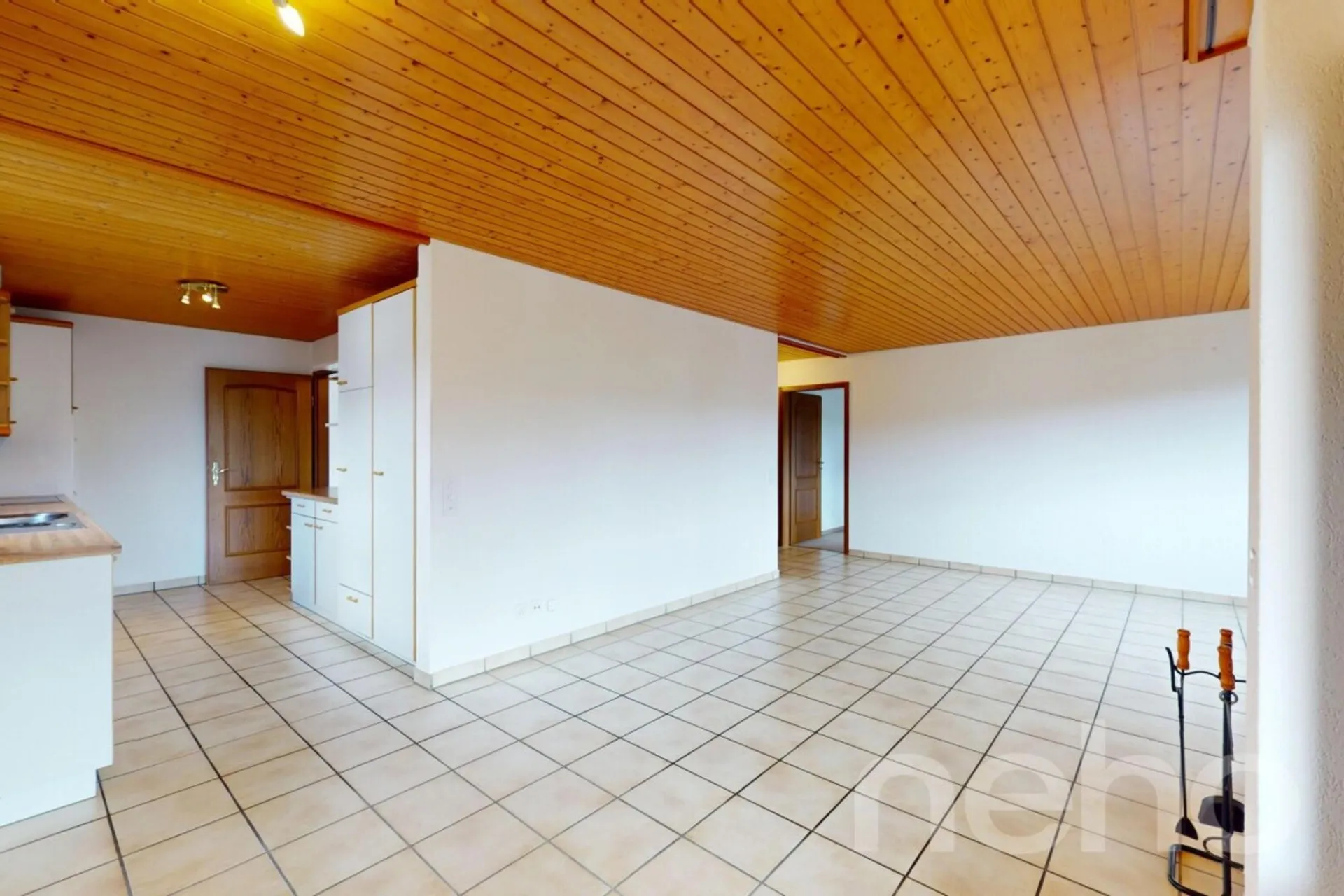 Helle 4.5-Zi.-Wohnung mit Aussicht, Cheminée und zwei Parkplätzen