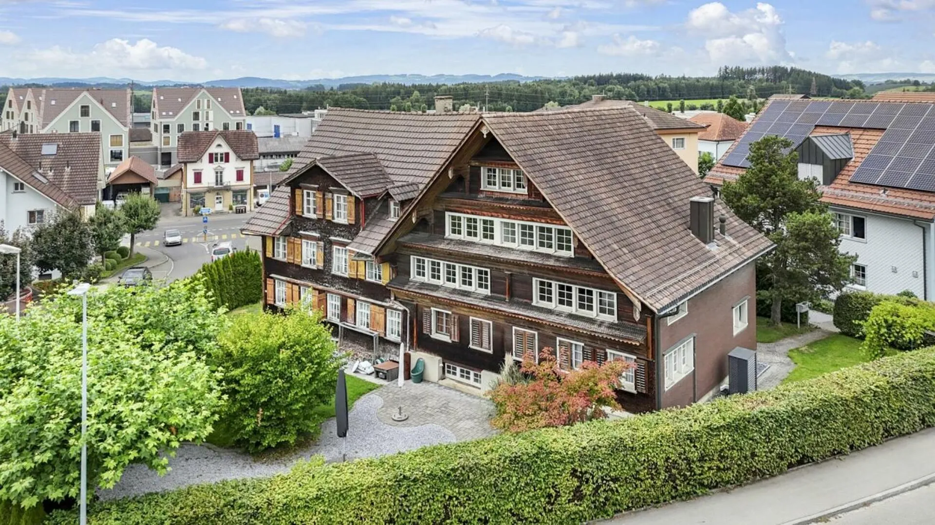 6.5 ZIMMER DOPPELEINFAMILIENHAUS MIT GROSSEM GARTEN UND EINLIEGERWOHNUNG