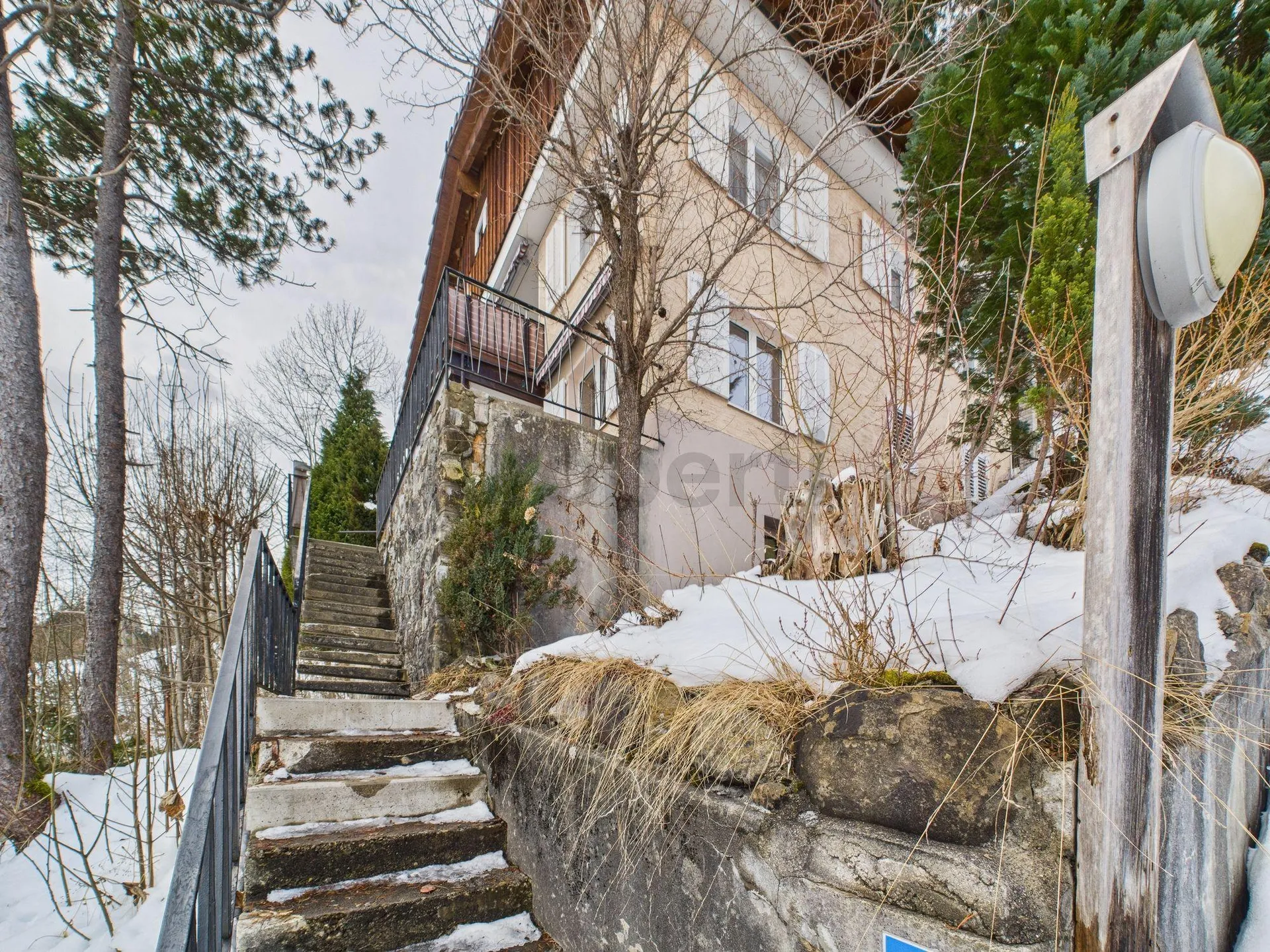 Geräumiges 7-Zimmer-Mehrfamilienhaus mit idealer Lage nahe Schule und Einkauf, Oberiberg