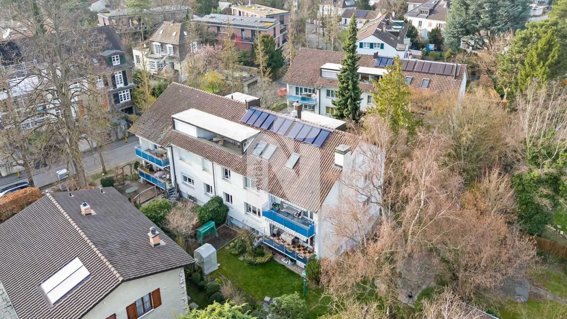 Reserviert: Familienfreundliche Gartenwohnung mit Balkon, eigenem Garten, Garagenbox und zusätzlichem Hobbyraum in bester Lage auf dem Bruderholz