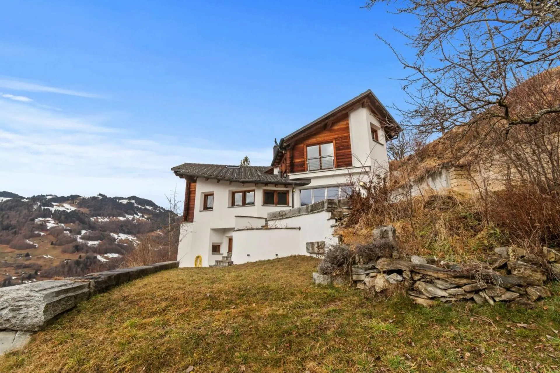 Exklusives Einfamilienhaus mit Nachbarsparzelle und Stall